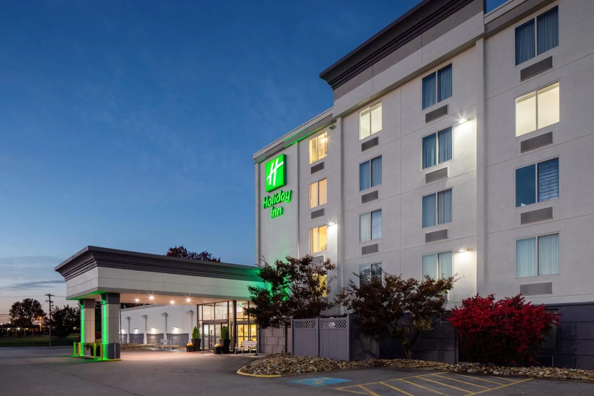 Property building in Holiday Inn Weirton-Steubenville Area