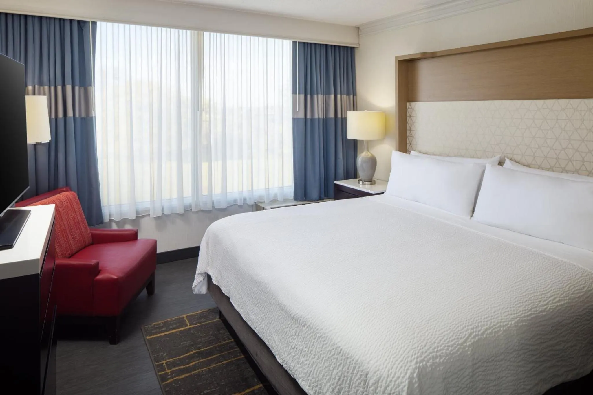 Photo of the whole room, Bed in Holiday Inn Weirton-Steubenville Area