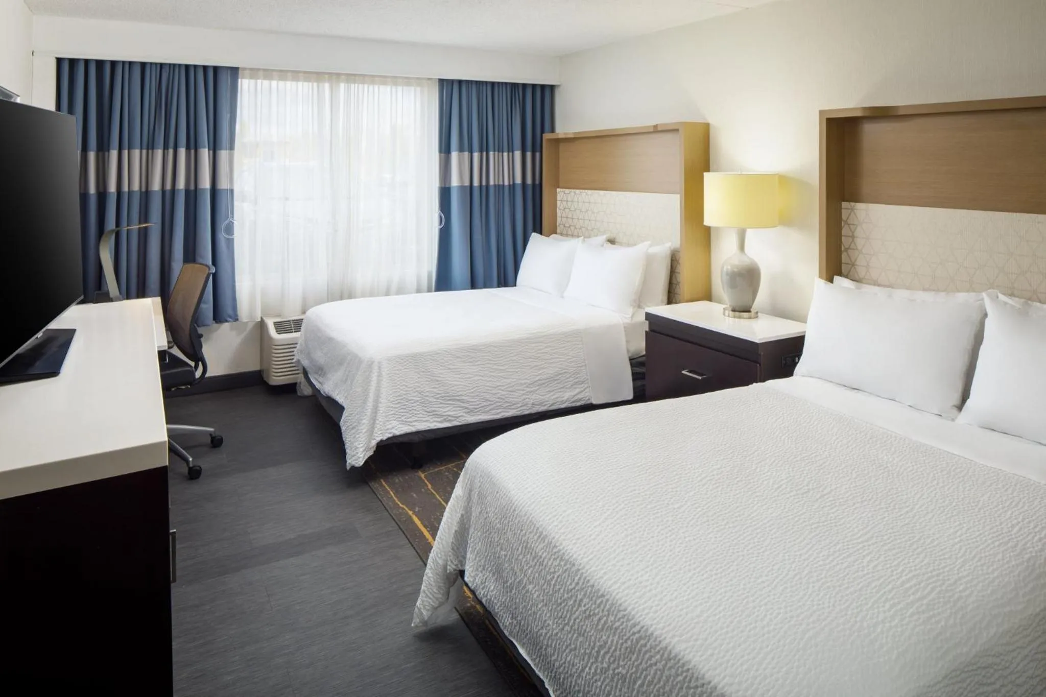 Photo of the whole room, Bed in Holiday Inn Weirton-Steubenville Area