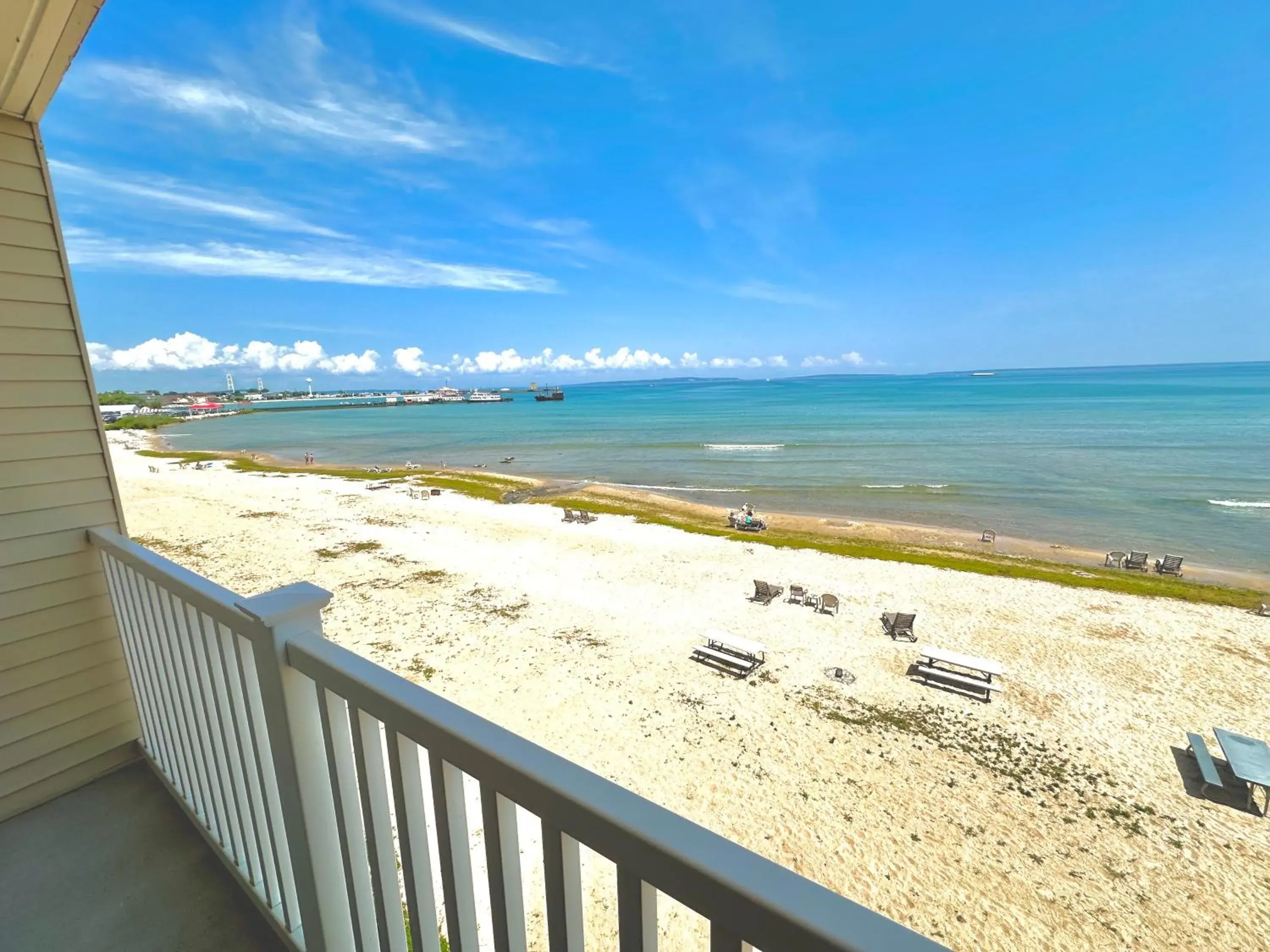 Lake view in Mackinaw Beach and Bay Inn & Suites Lake view in Mackinaw Beach and Bay Inn & Suites