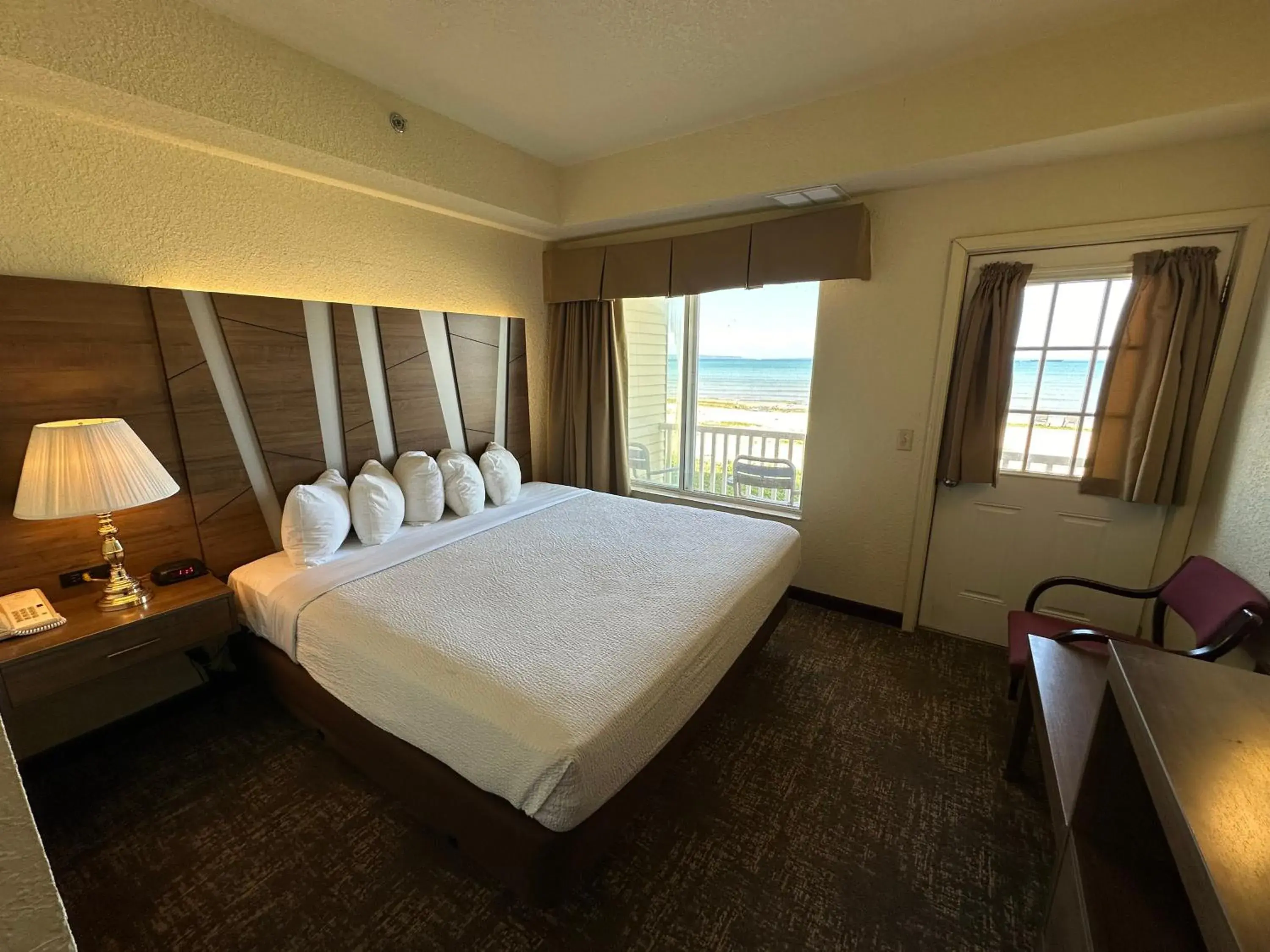 Bedroom in Mackinaw Beach and Bay Inn & Suites Bedroom in Mackinaw Beach and Bay Inn & Suites