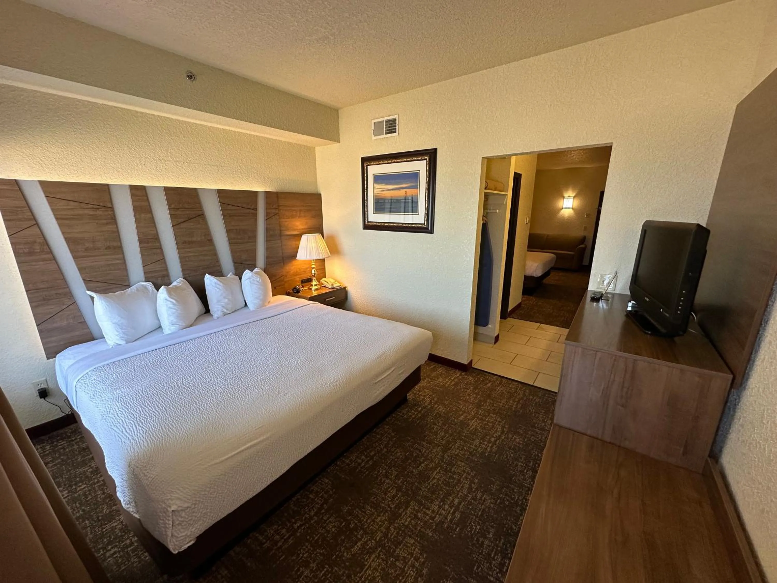 Bedroom, Bed in Mackinaw Beach and Bay Inn & Suites