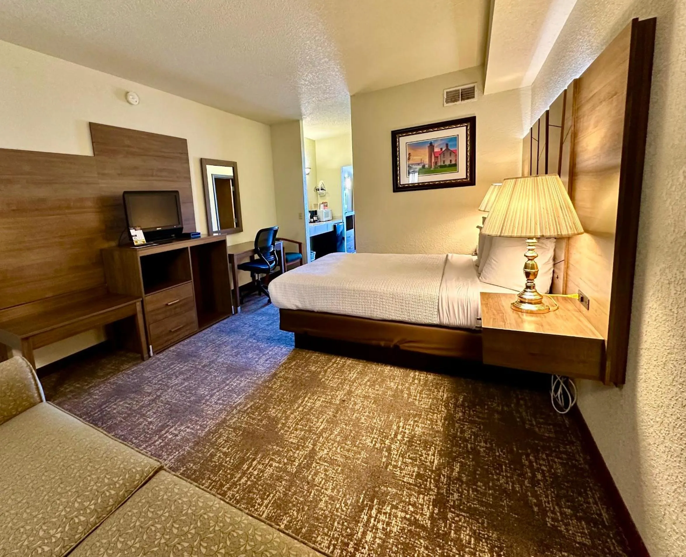 Bed in Mackinaw Beach and Bay Inn & Suites