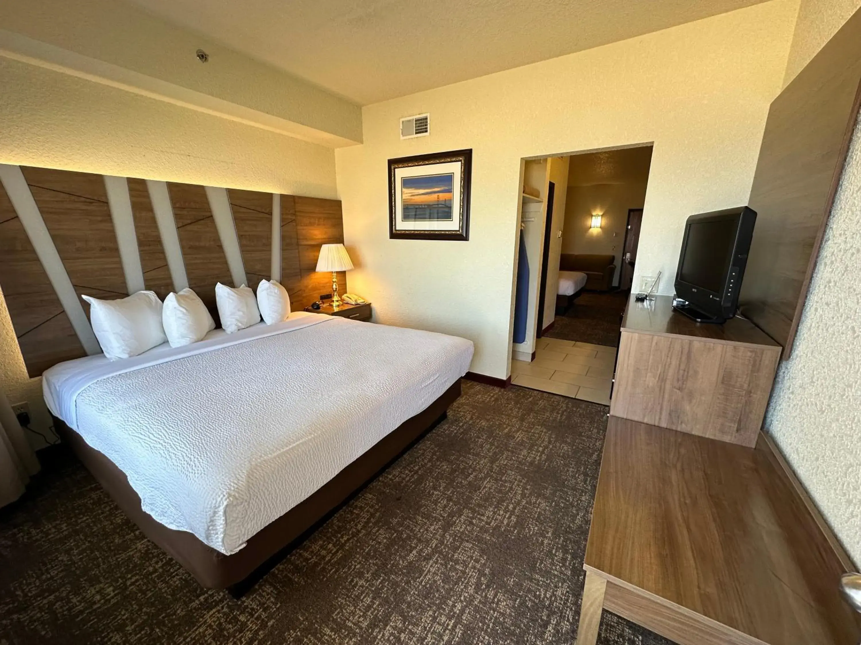 Bedroom, Bed in Mackinaw Beach and Bay Inn & Suites Bedroom, Bed in Mackinaw Beach and Bay Inn & Suites