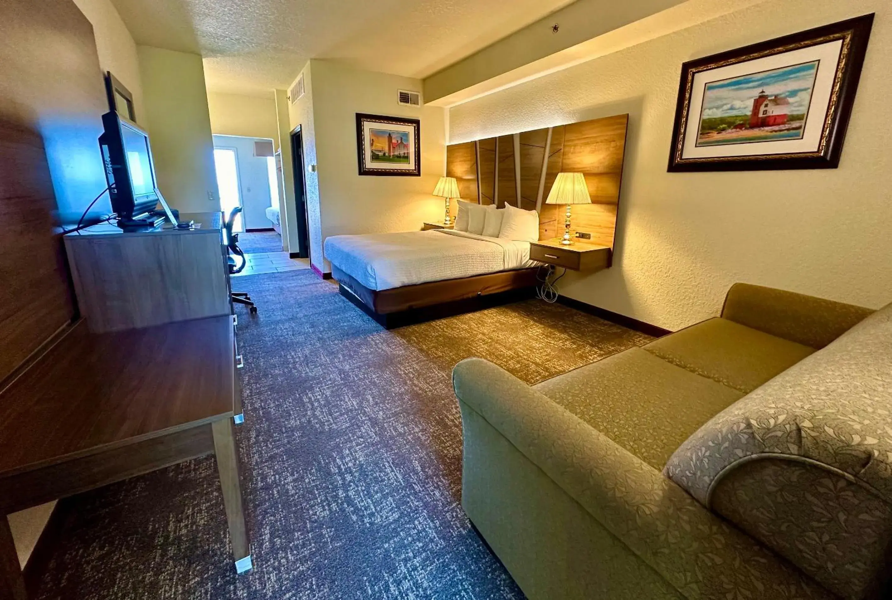 Bed in Mackinaw Beach and Bay Inn & Suites Bed in Mackinaw Beach and Bay Inn & Suites