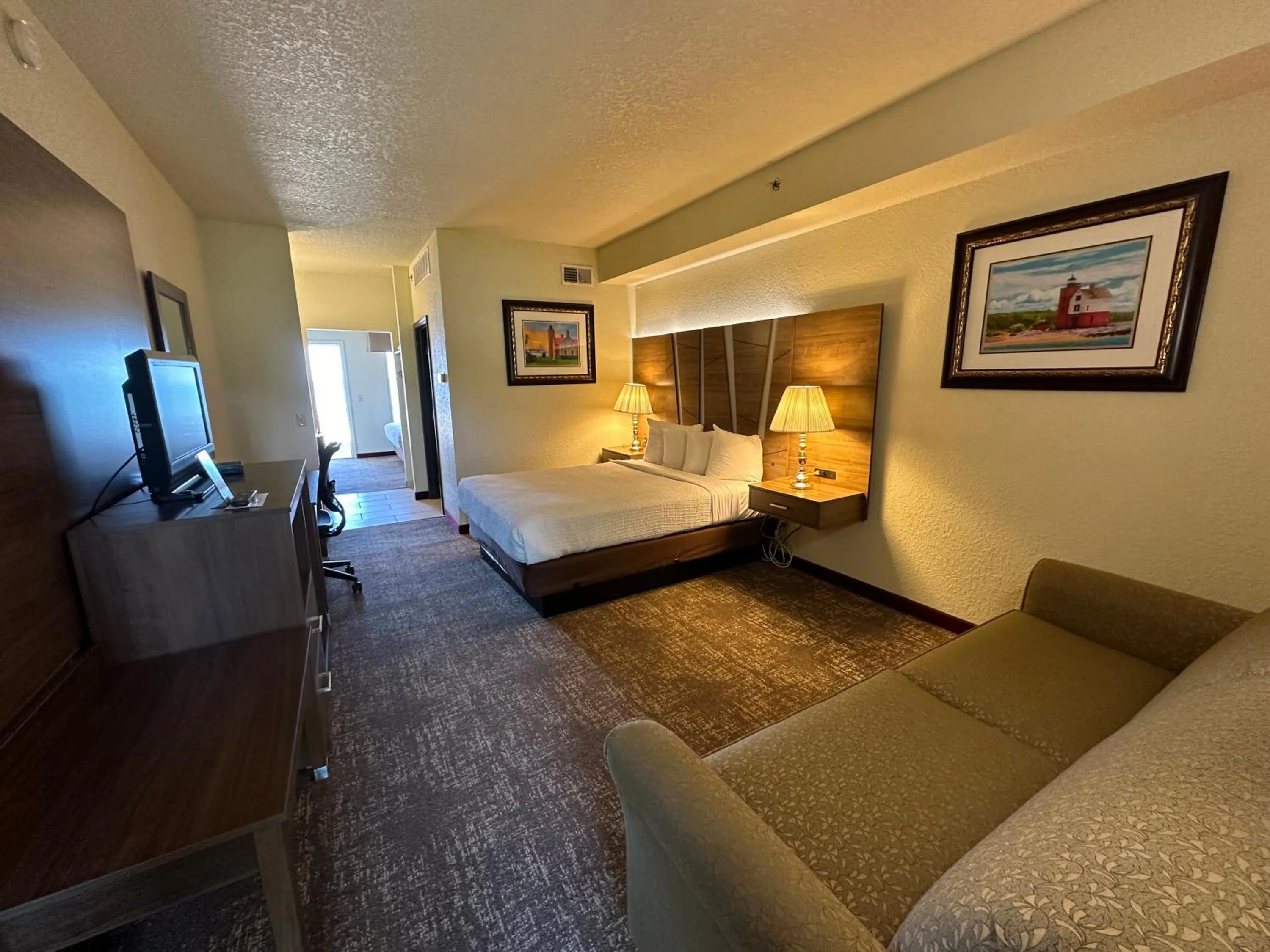 TV and multimedia, Bed in Mackinaw Beach and Bay Inn & Suites