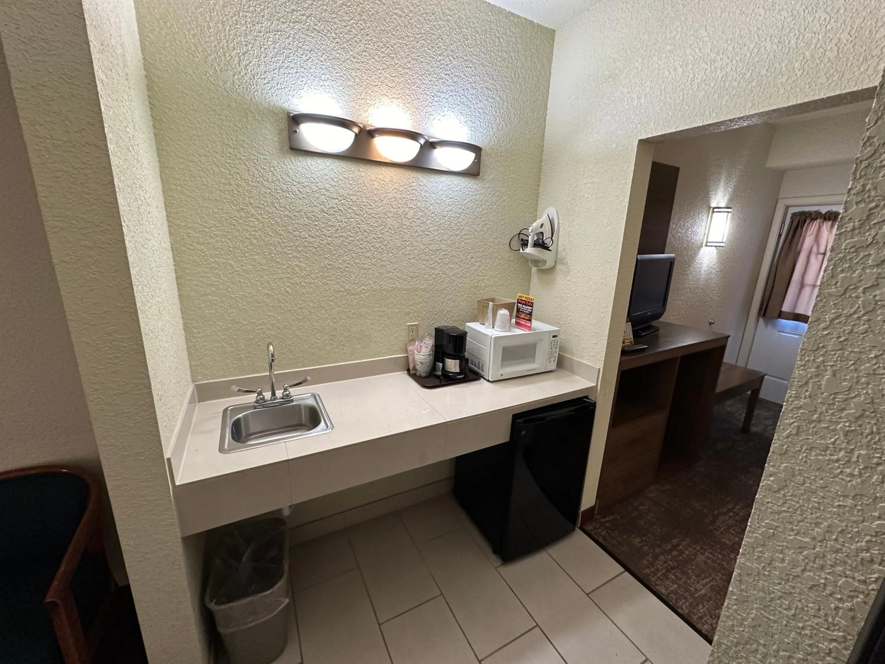 Coffee/tea facilities in Mackinaw Beach and Bay Inn & Suites
