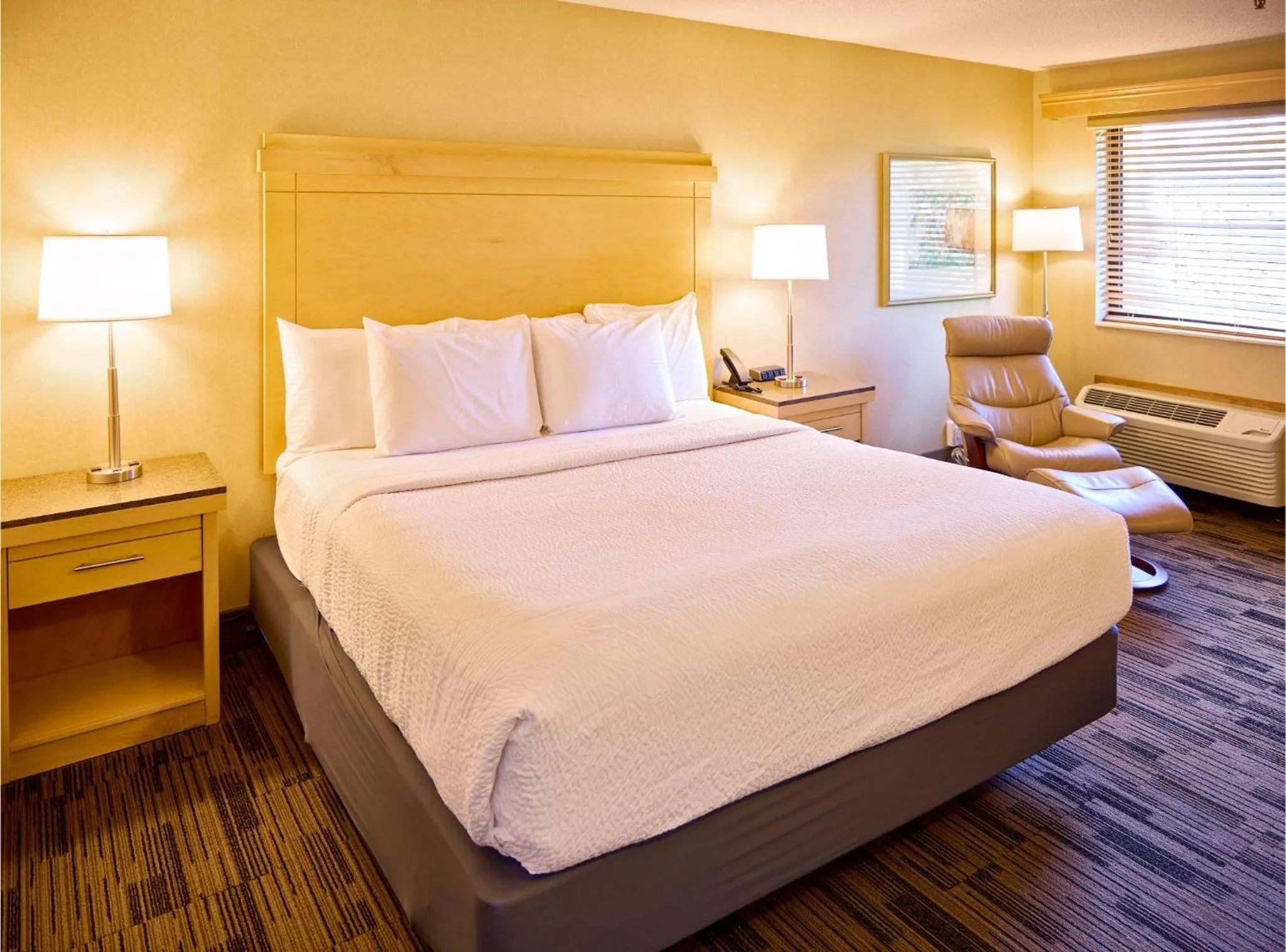 Bed in LivINN Hotel Cincinnati North/ Sharonville