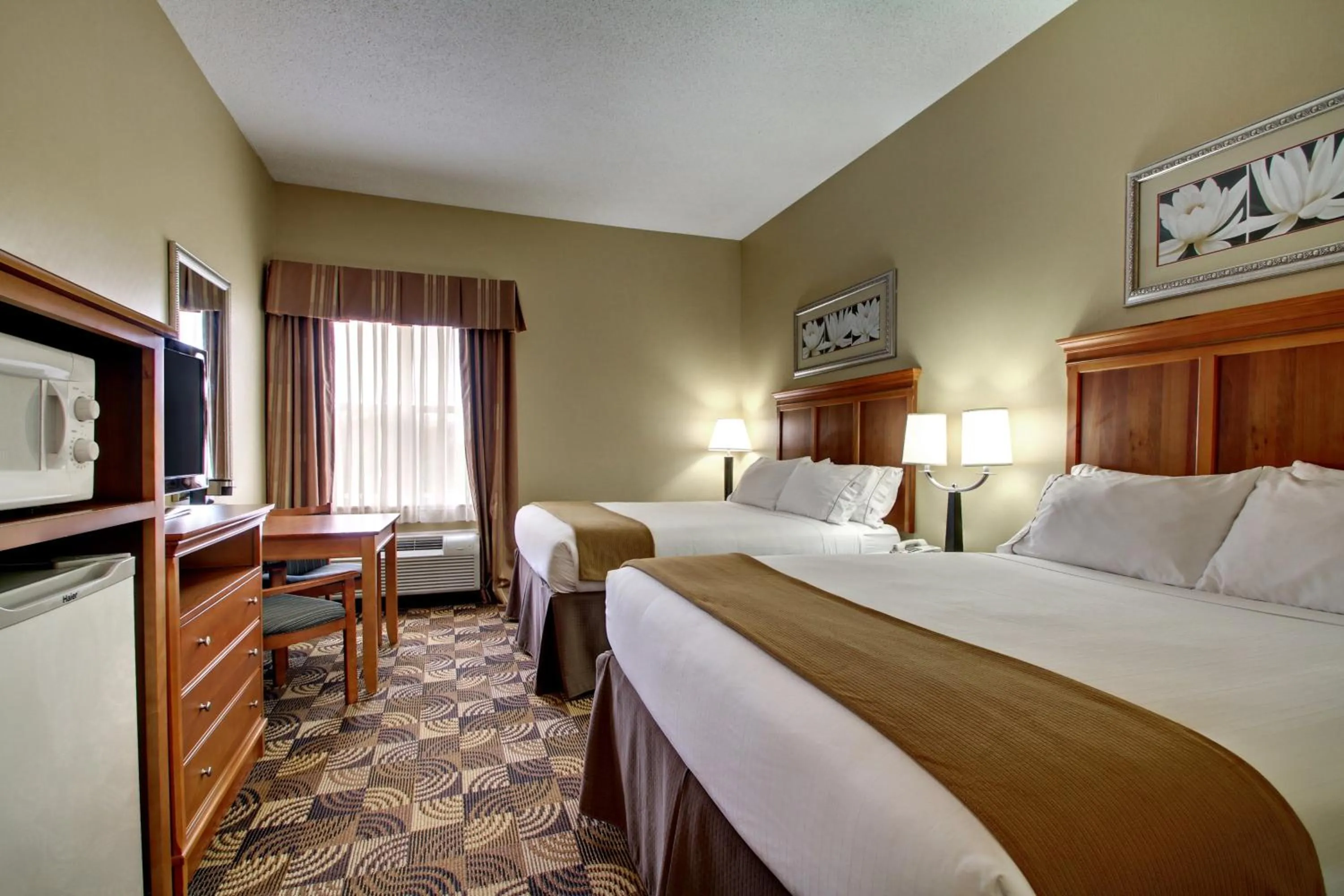 Queen Room with Two Queen Beds - Mobility Access Tub/Non-Smoking in Holiday Inn Express Hurricane Mills Waverly by IHG
