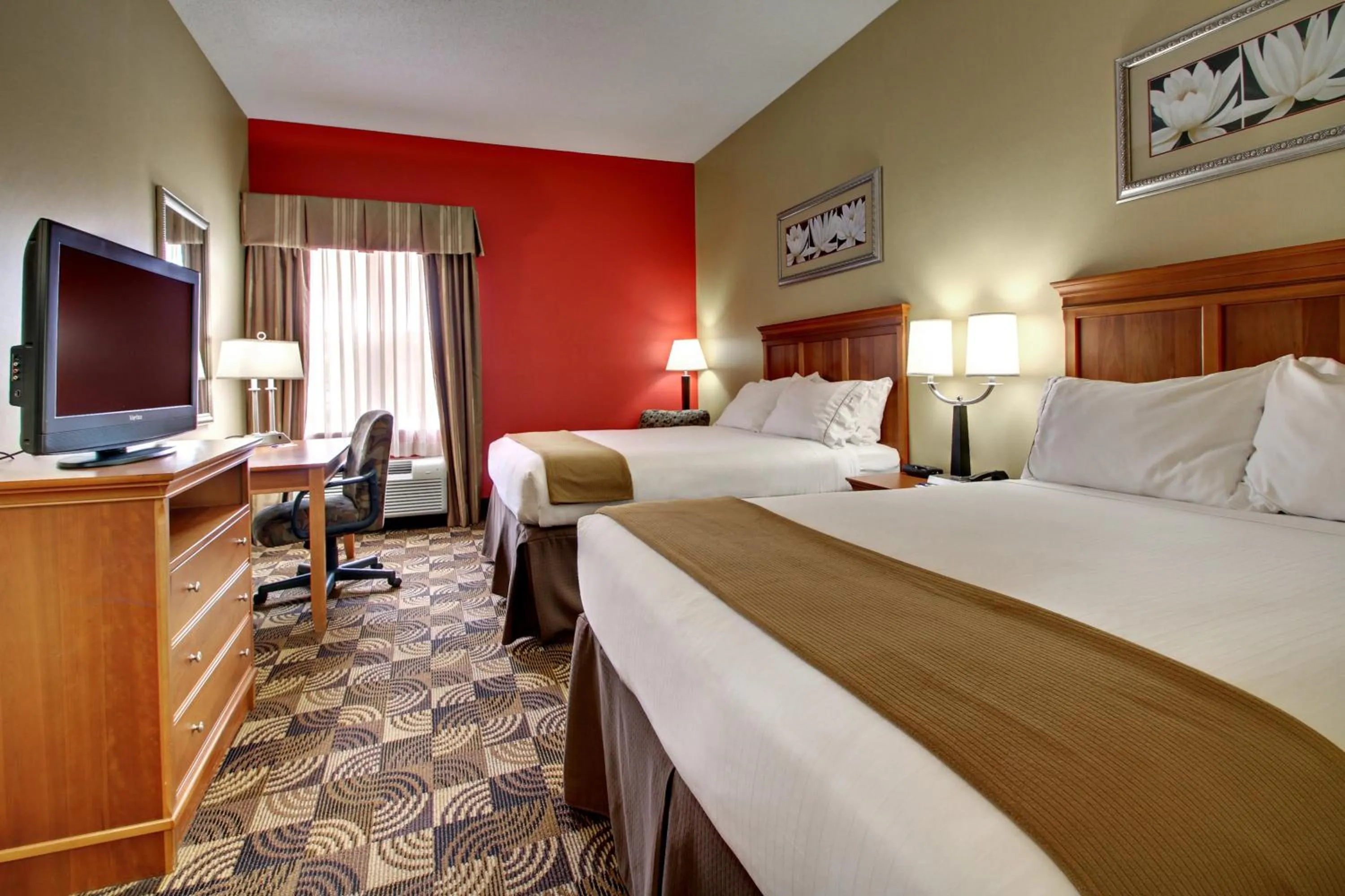 Photo of the whole room, Bed in Holiday Inn Express Hurricane Mills Waverly by IHG
