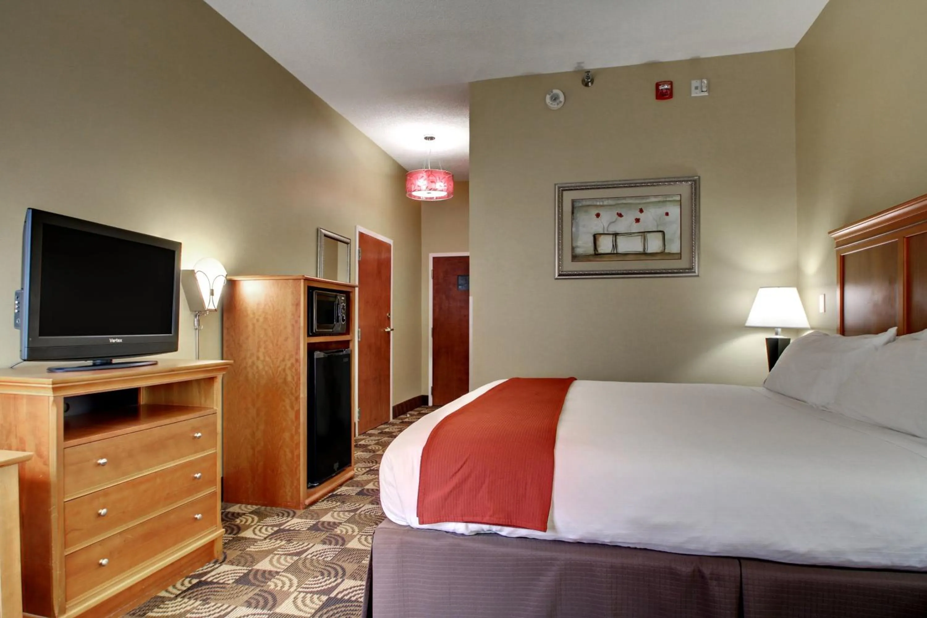 Photo of the whole room, Bed in Holiday Inn Express Hurricane Mills Waverly by IHG