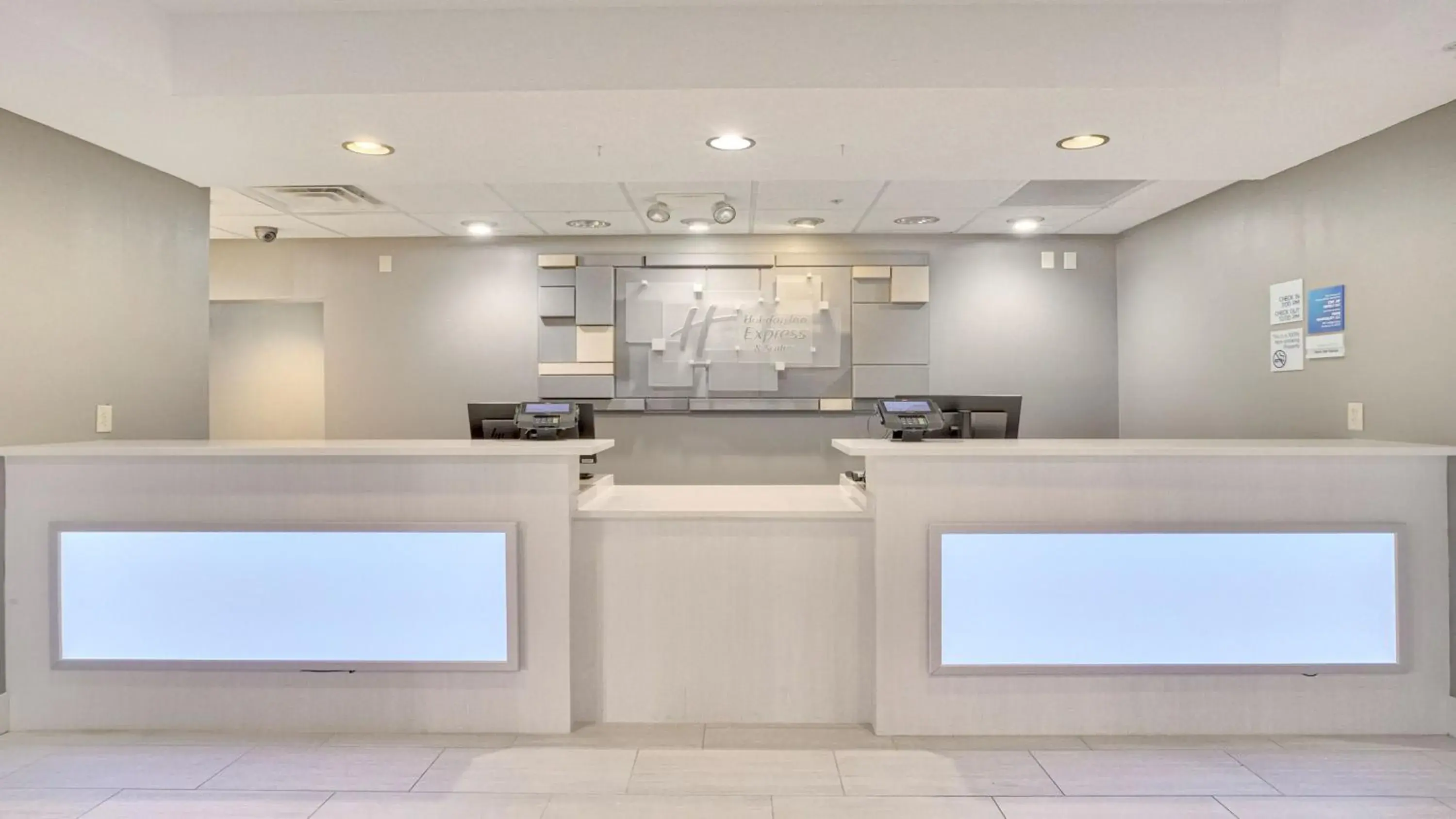 Property building in Holiday Inn Express Hotel & Suites Portland by IHG Property building in Holiday Inn Express Hotel & Suites Portland by IHG