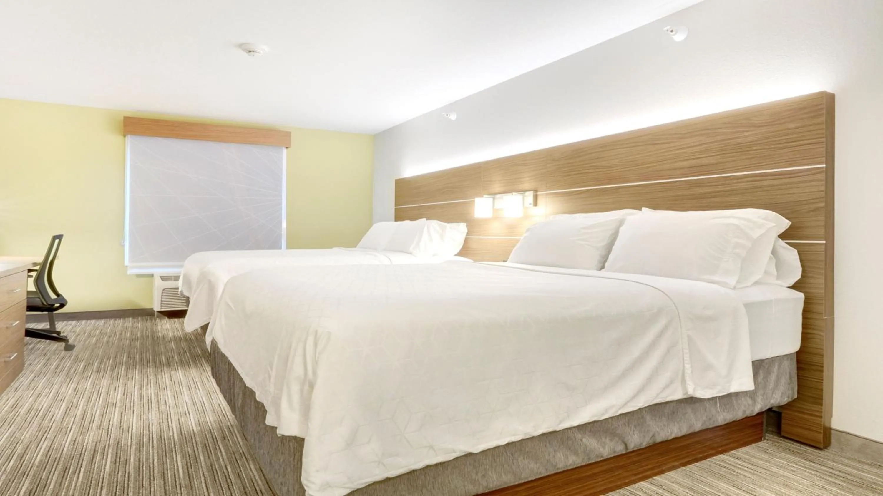 Photo of the whole room, Bed in Holiday Inn Express Hotel & Suites Portland by IHG