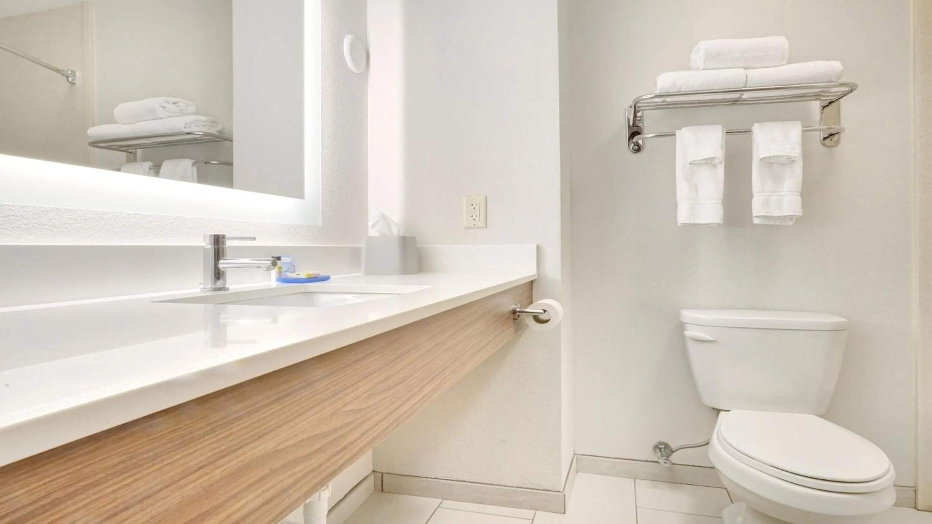 Photo of the whole room in Holiday Inn Express Hotel & Suites Portland by IHG