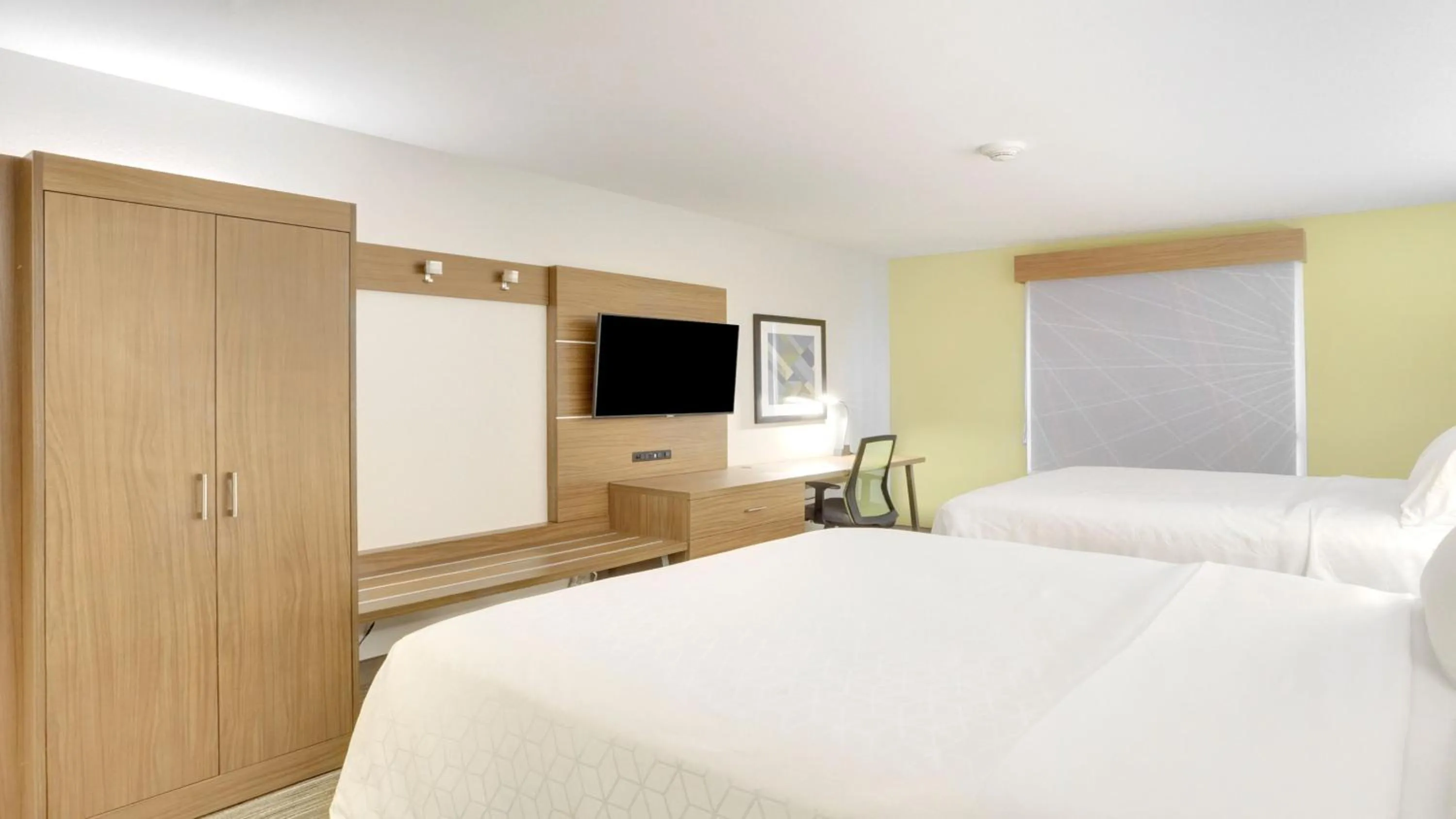 Photo of the whole room, Bed in Holiday Inn Express Hotel & Suites Portland by IHG