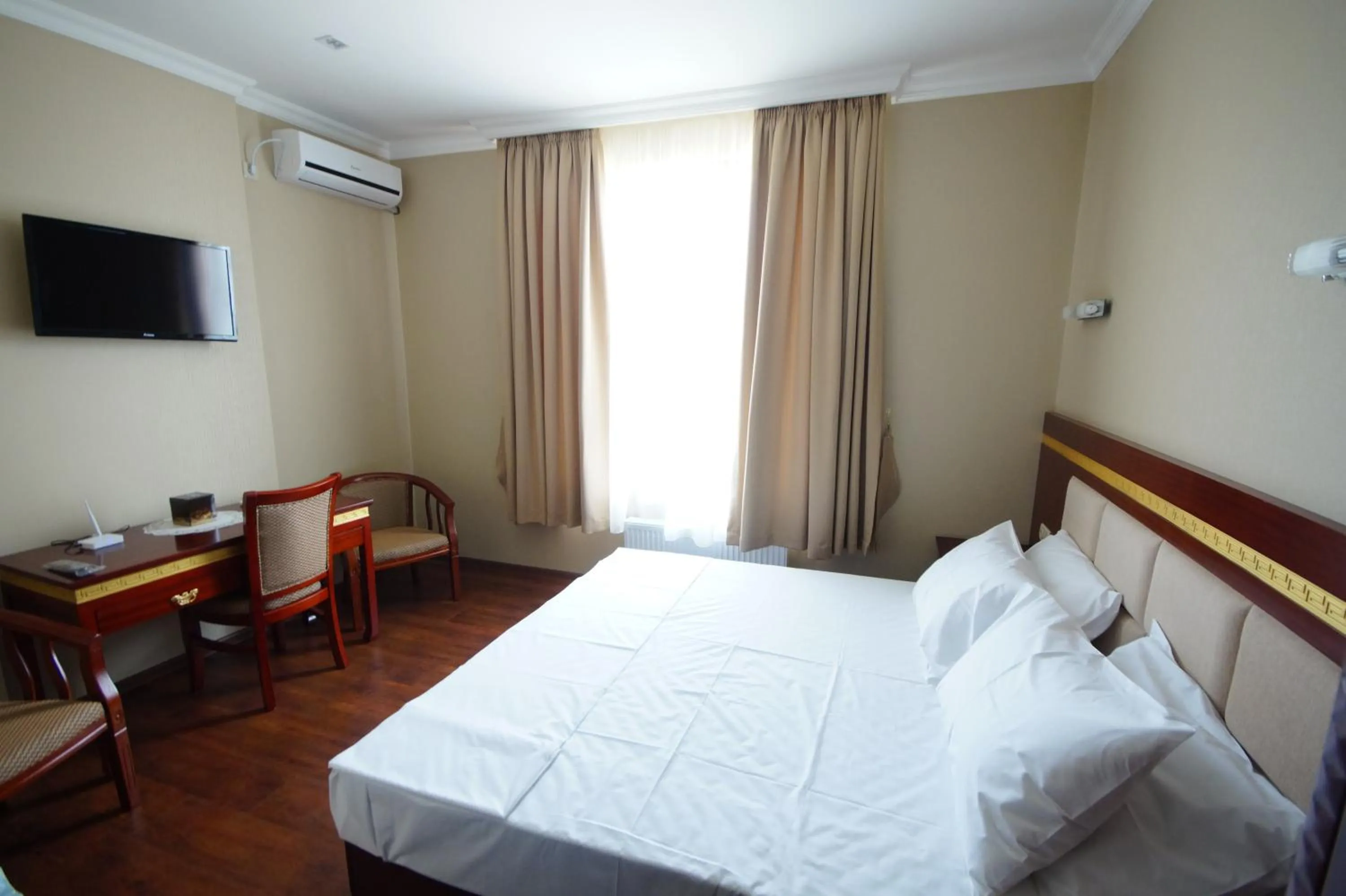 Photo of the whole room, Bed in Hotel 725