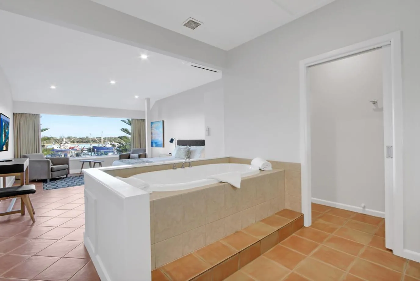 Bathroom, Bed in Bellevue On The Lakes