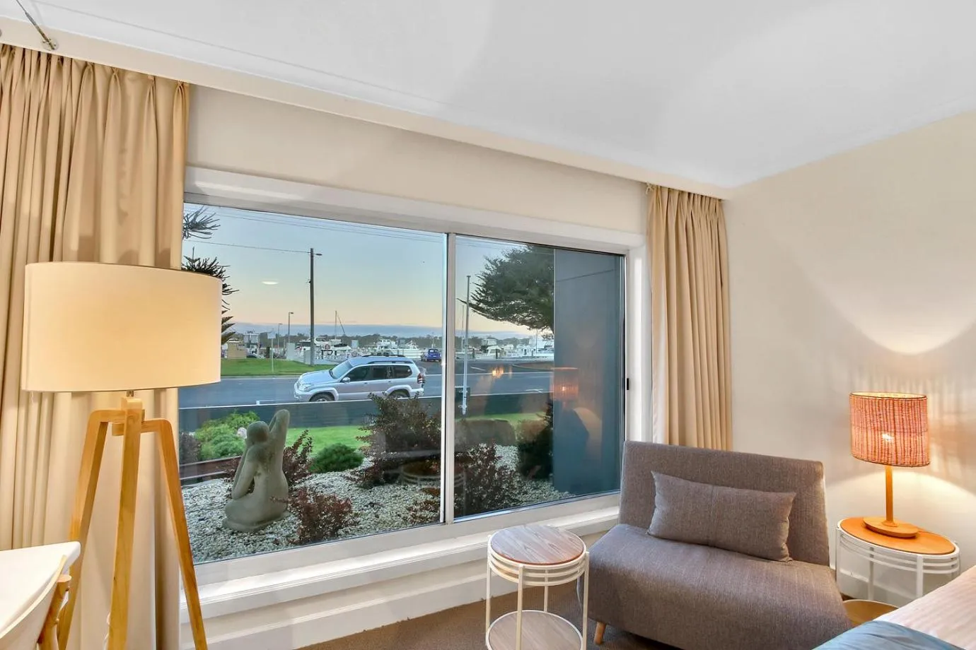 Seating area in Bellevue On The Lakes