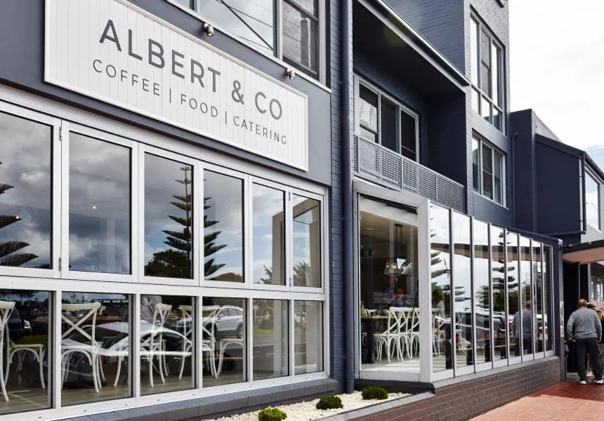 Lounge or bar in Bellevue On The Lakes