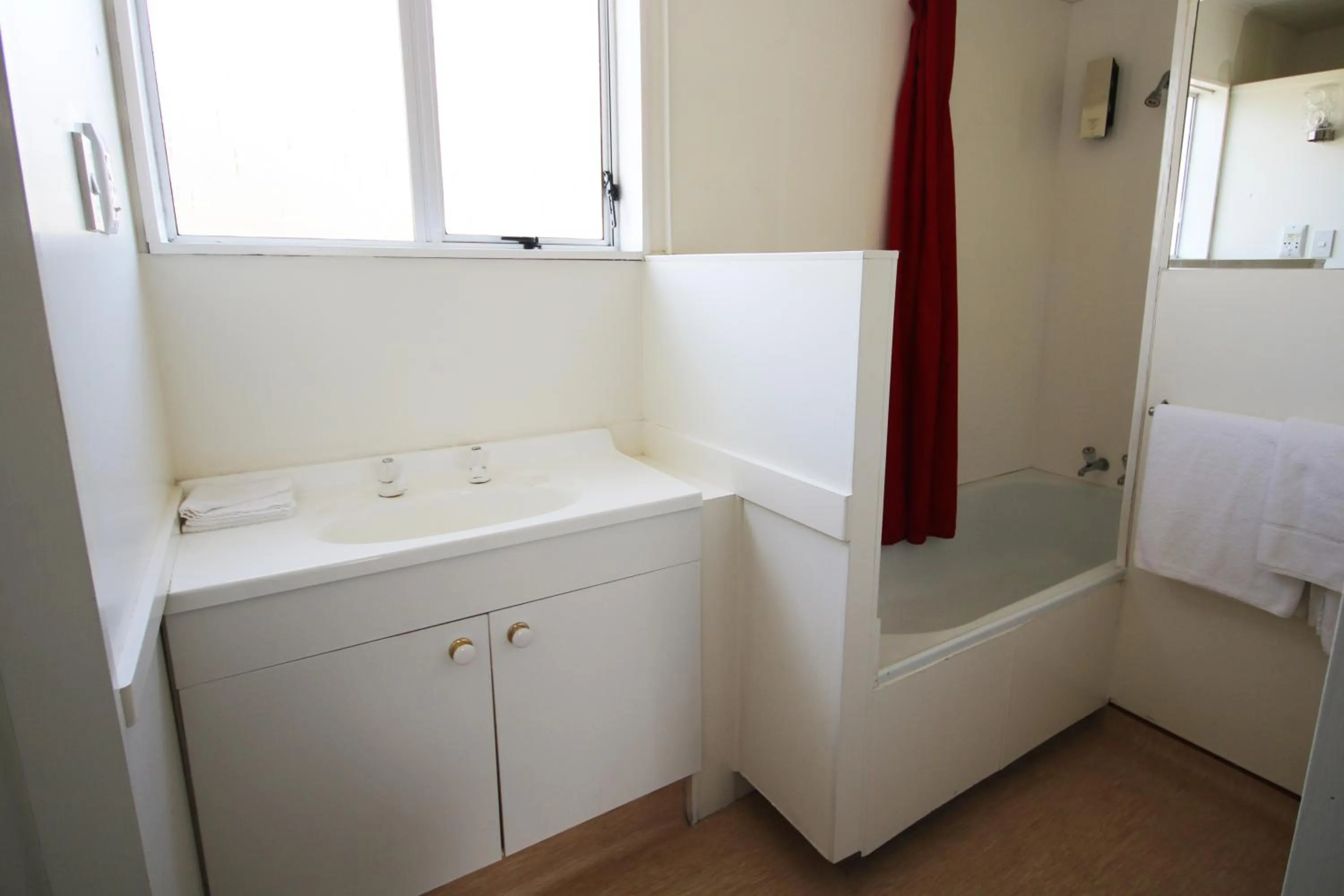 Bathroom in Midway Pacifica Lodge