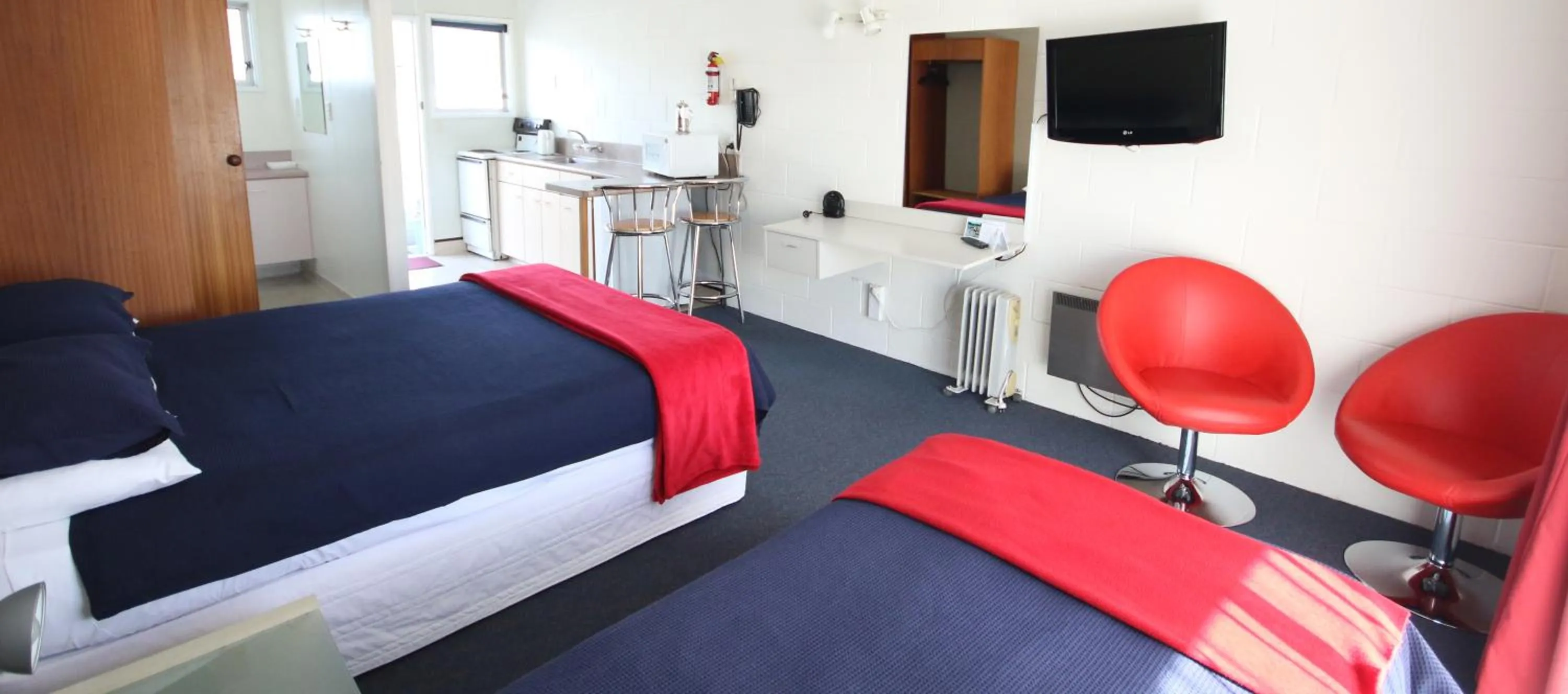 Dining area in Midway Pacifica Lodge