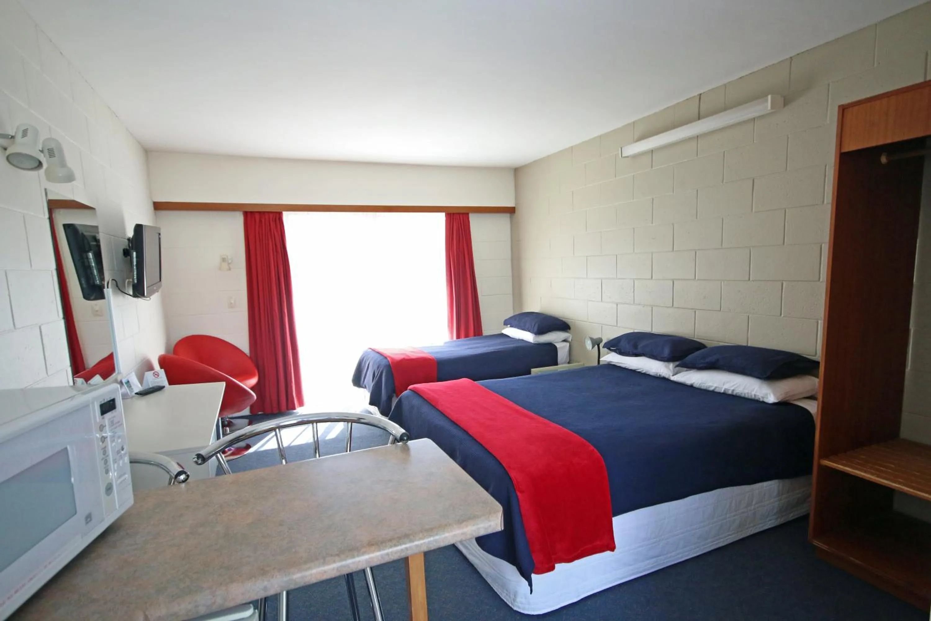 Photo of the whole room, Bed in Midway Pacifica Lodge