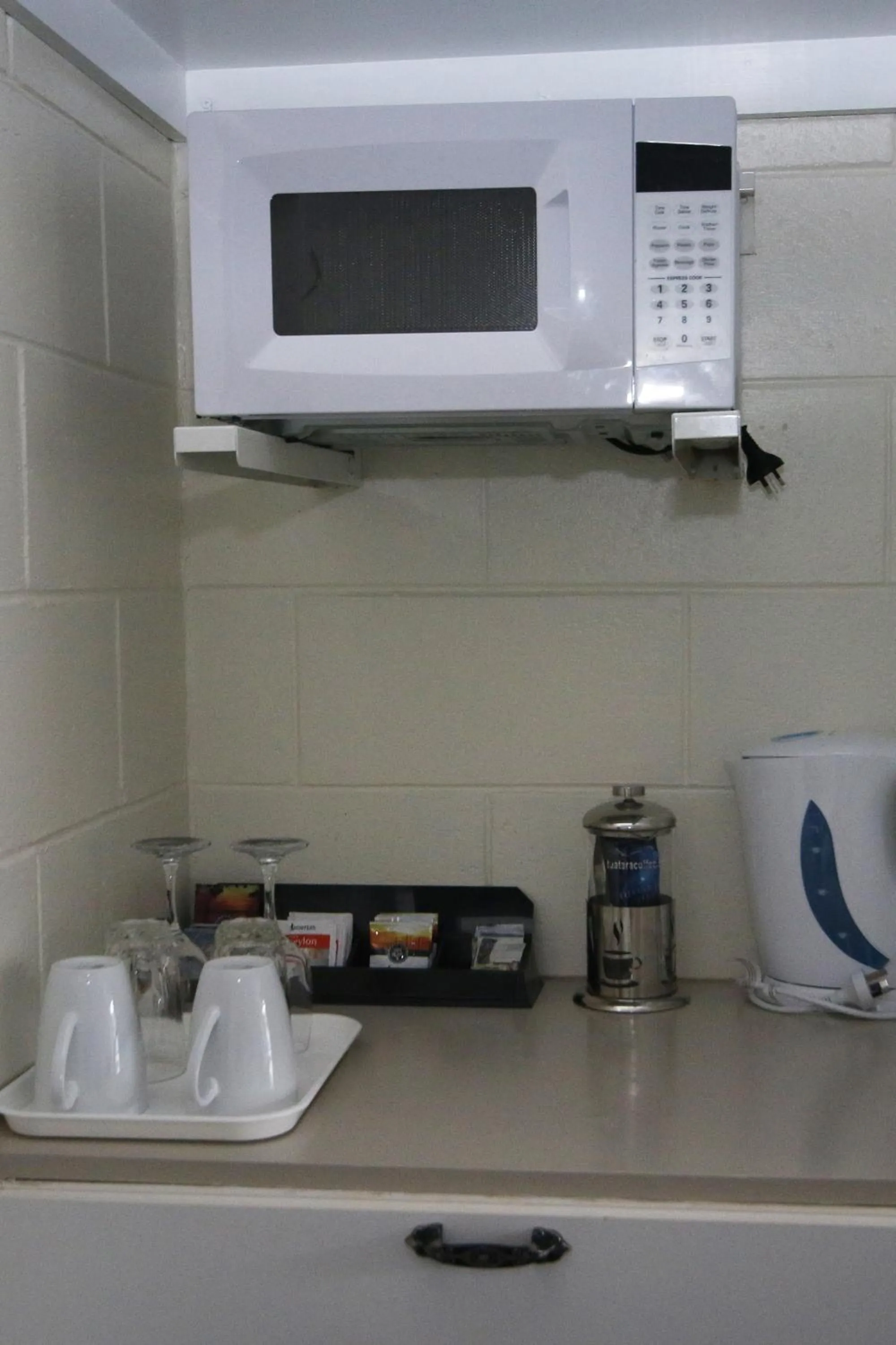 Coffee/tea facilities in Midway Pacifica Lodge