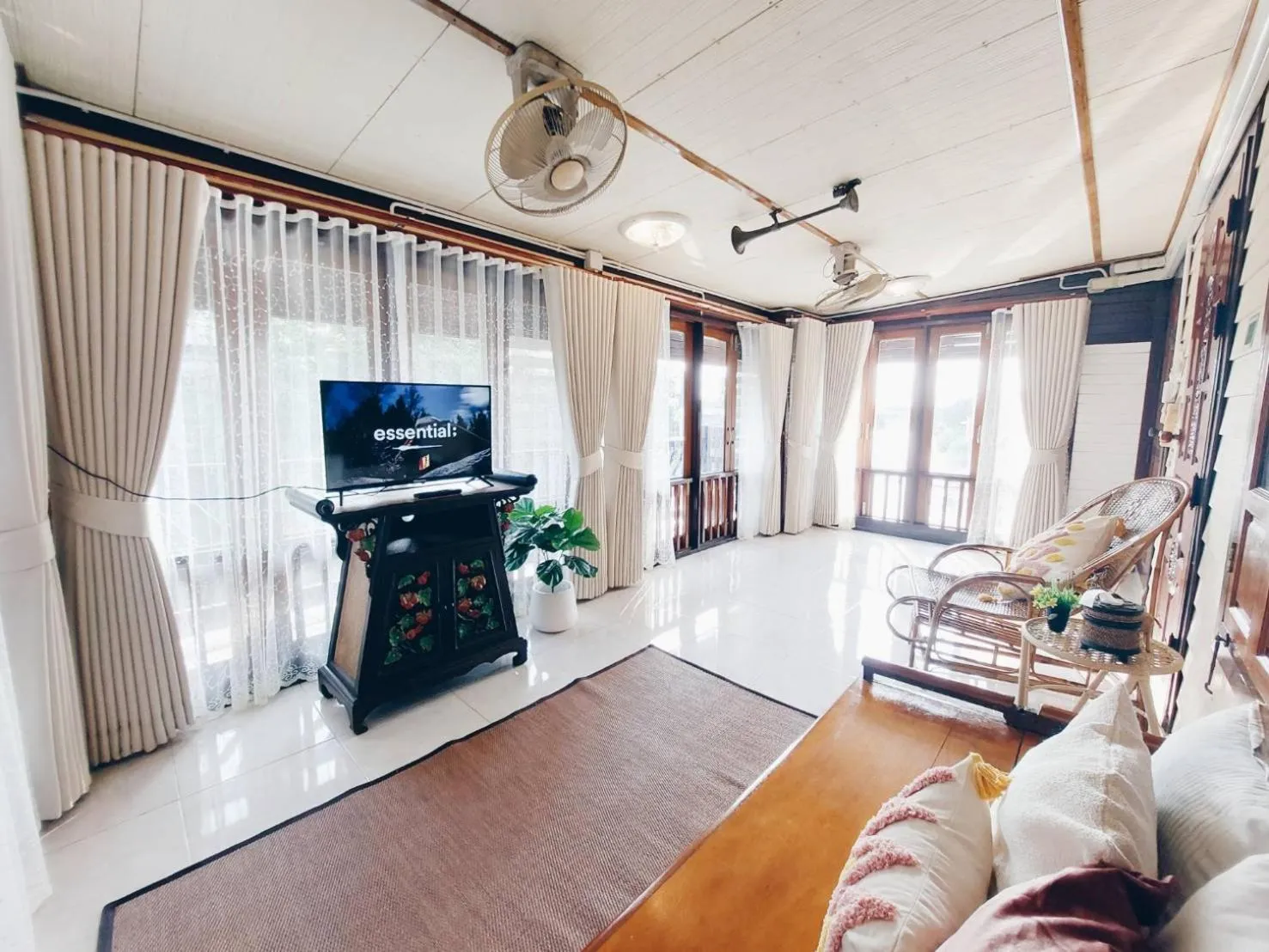 Communal lounge/ TV room in Green Riverside Homestay