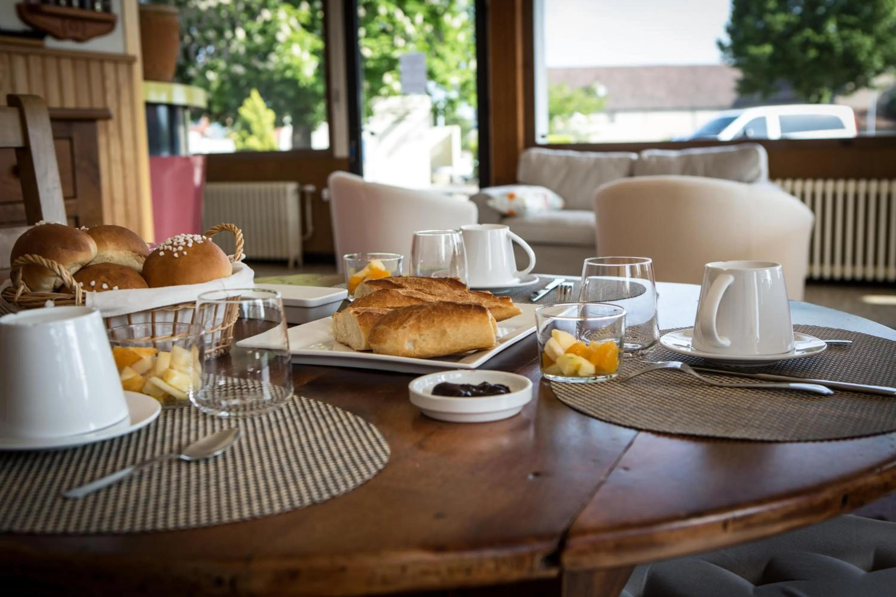 Continental breakfast in Le Pont de la Loire