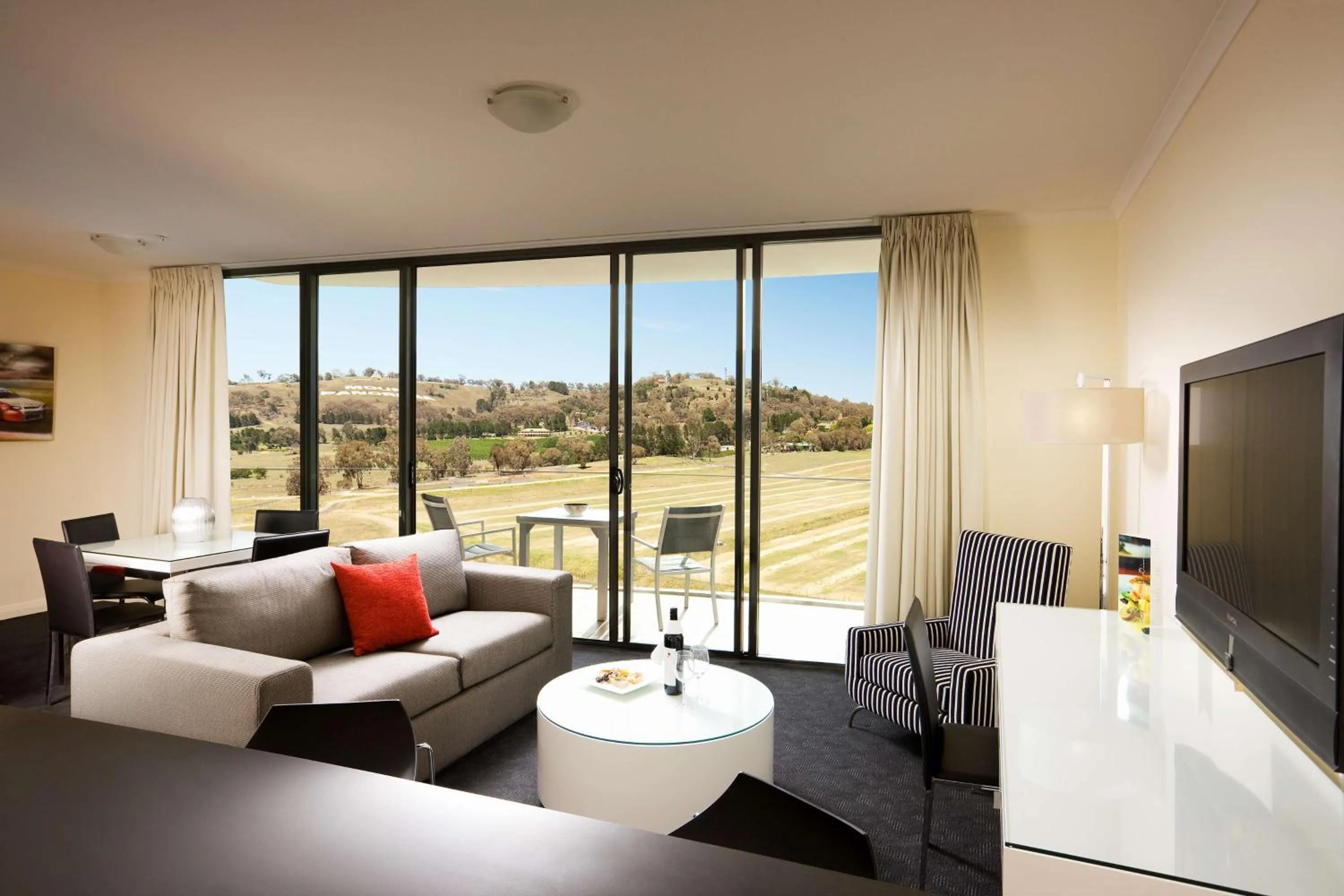 Summer in Rydges Mount Panorama Bathurst