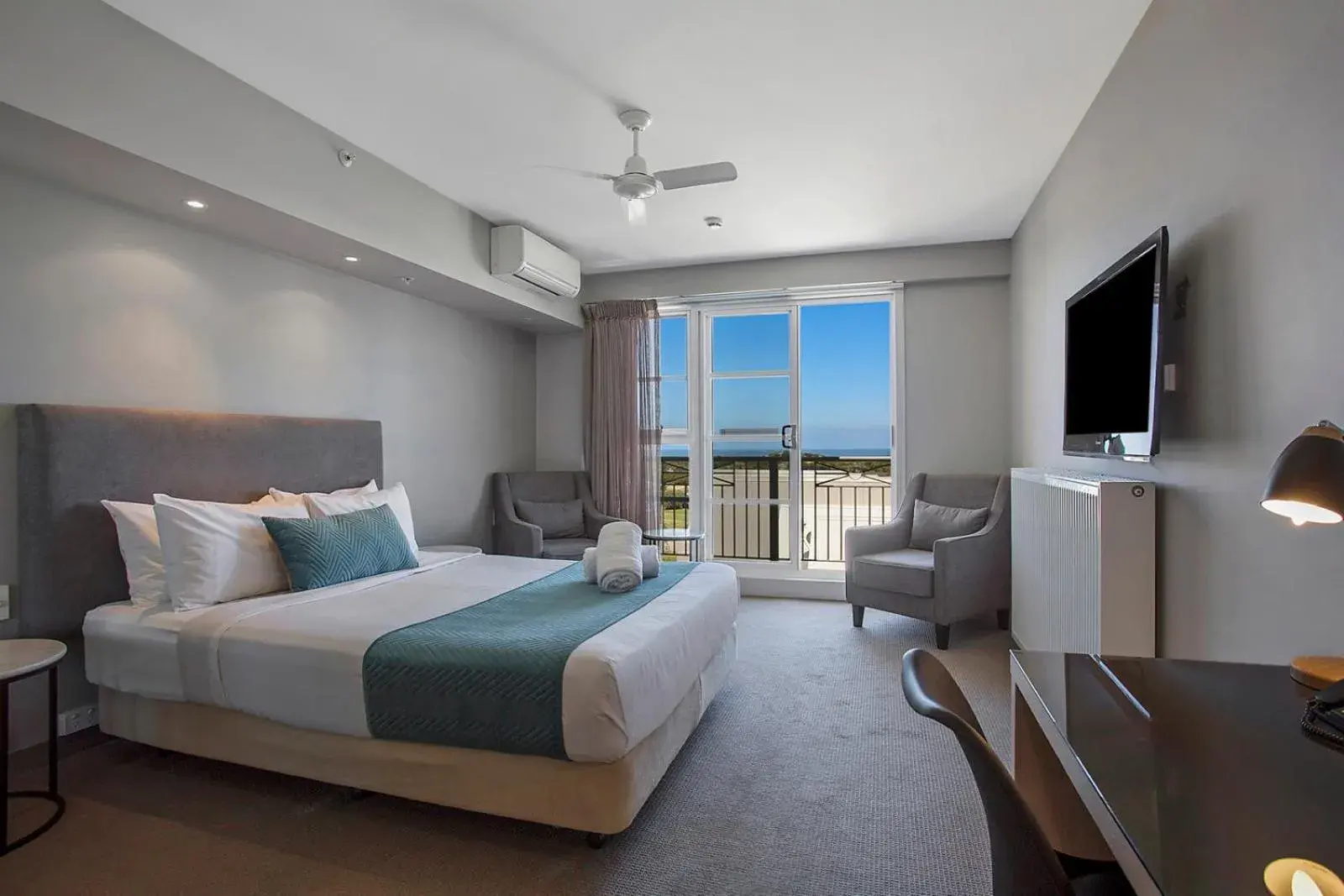 Photo of the whole room, Bed in Deep Blue Hotel & Hot Springs Photo of the whole room, Bed in Deep Blue Hotel & Hot Springs