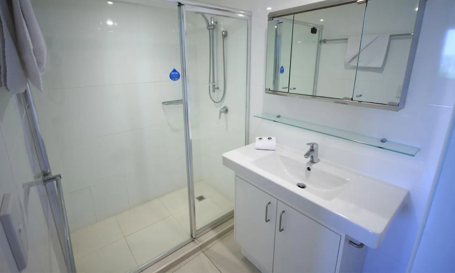 Bathroom in San Simeon Beachfront Apartments Tugun