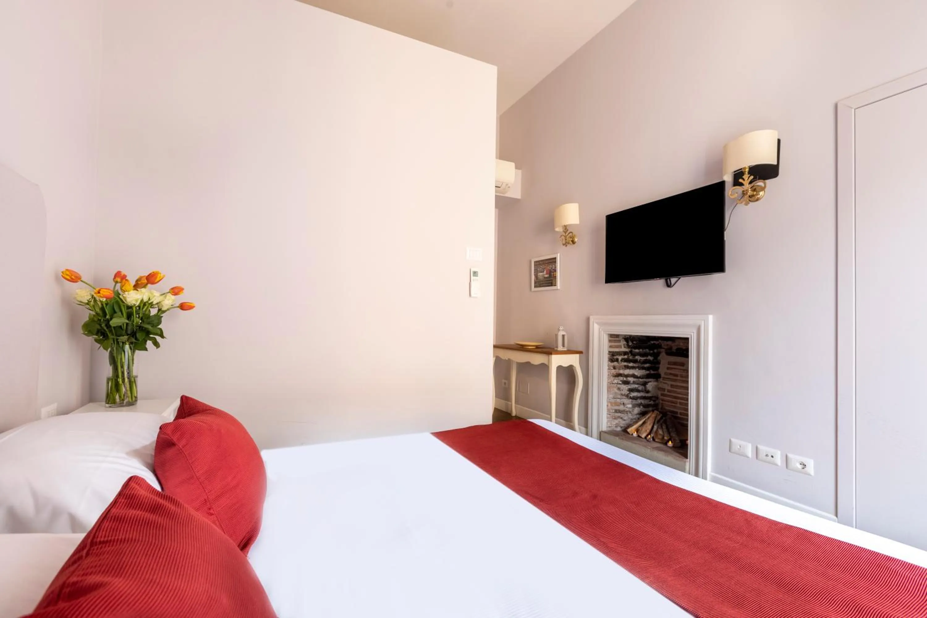 Bedroom, Bed in Spagna Art & Suites - CA Domus Collection