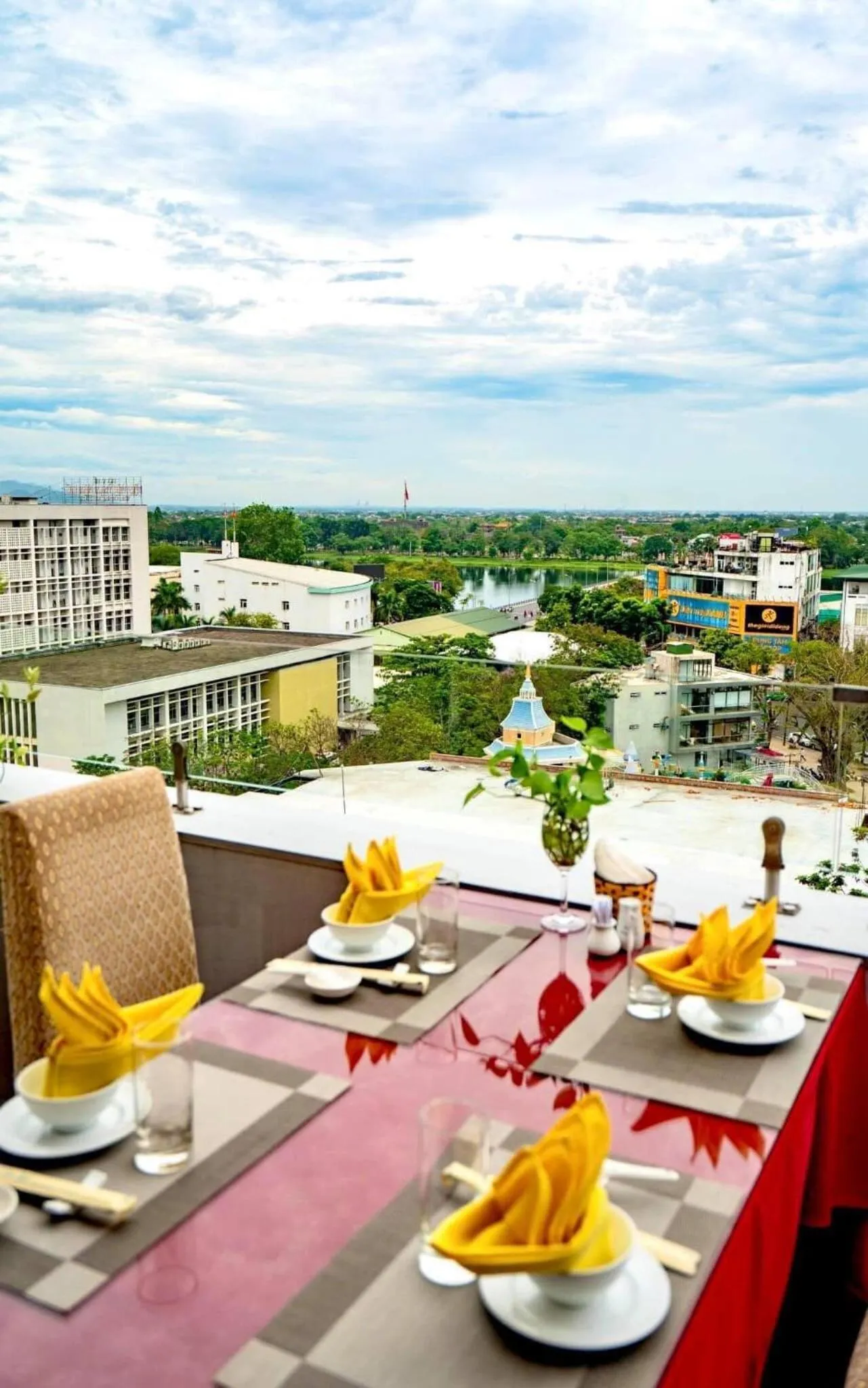 Restaurant/places to eat in Park View Hotel