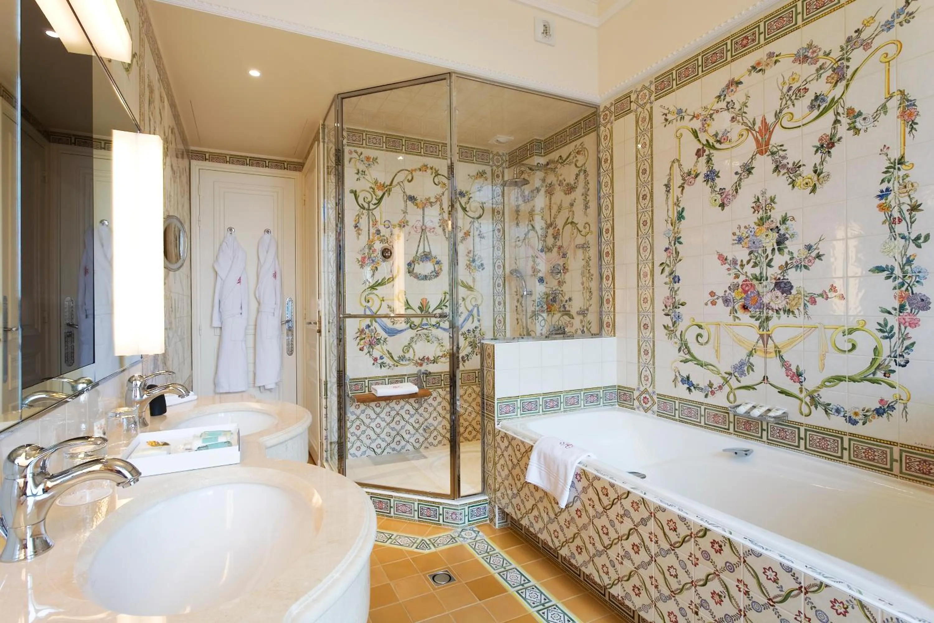 Shower in Hôtel Raphael