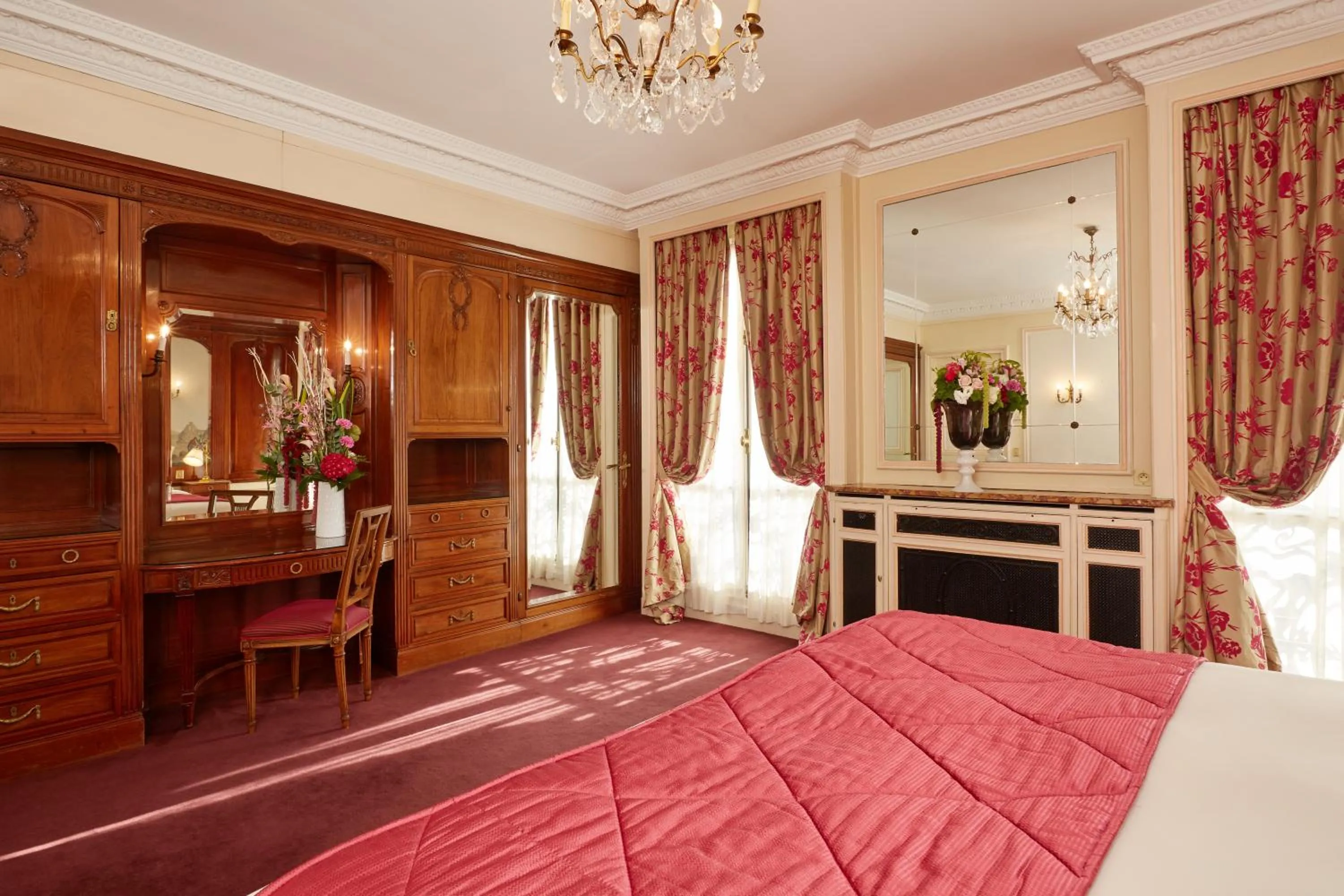 Photo of the whole room in Hôtel Raphael