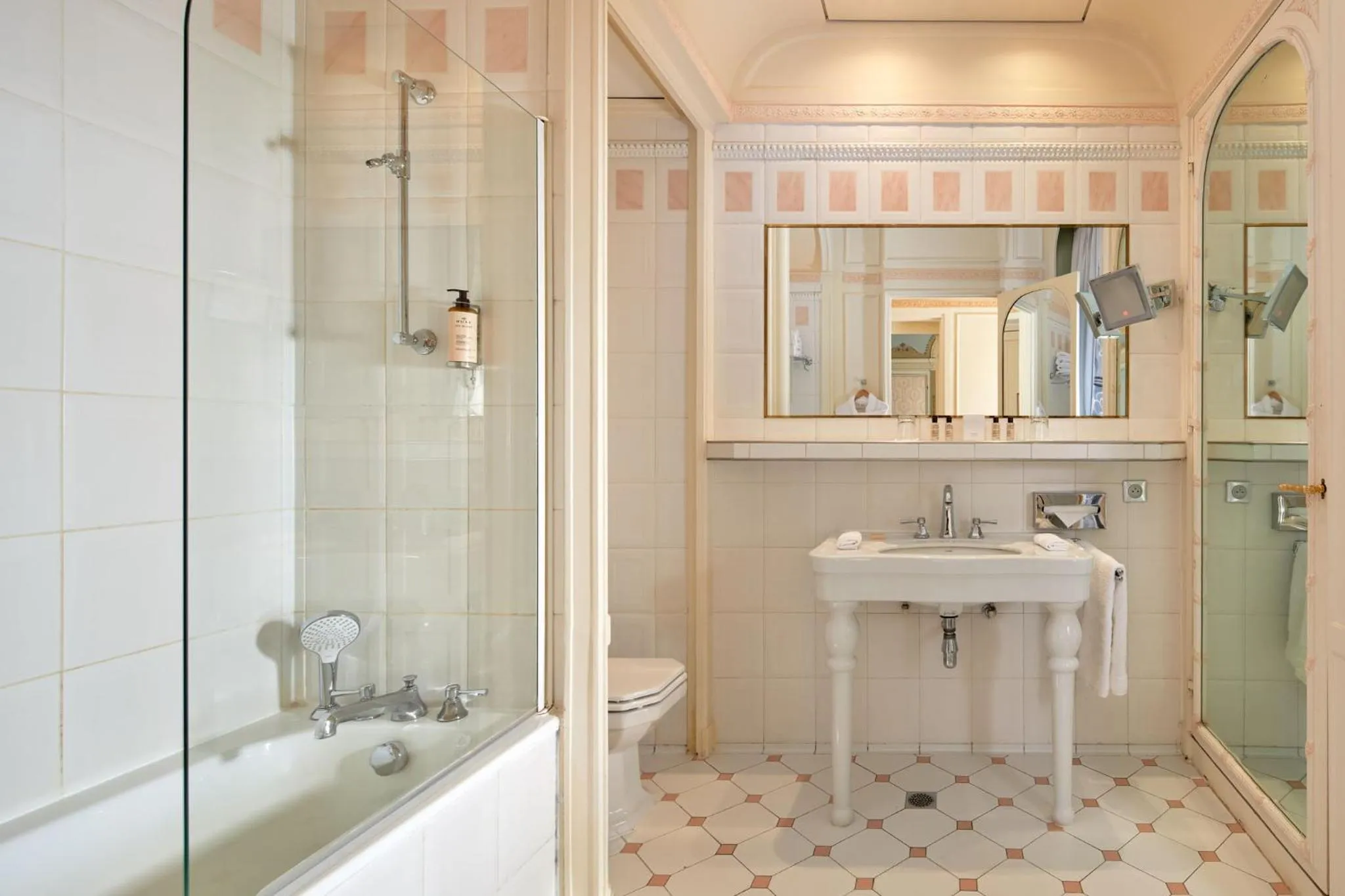 Bathroom in Hôtel Raphael