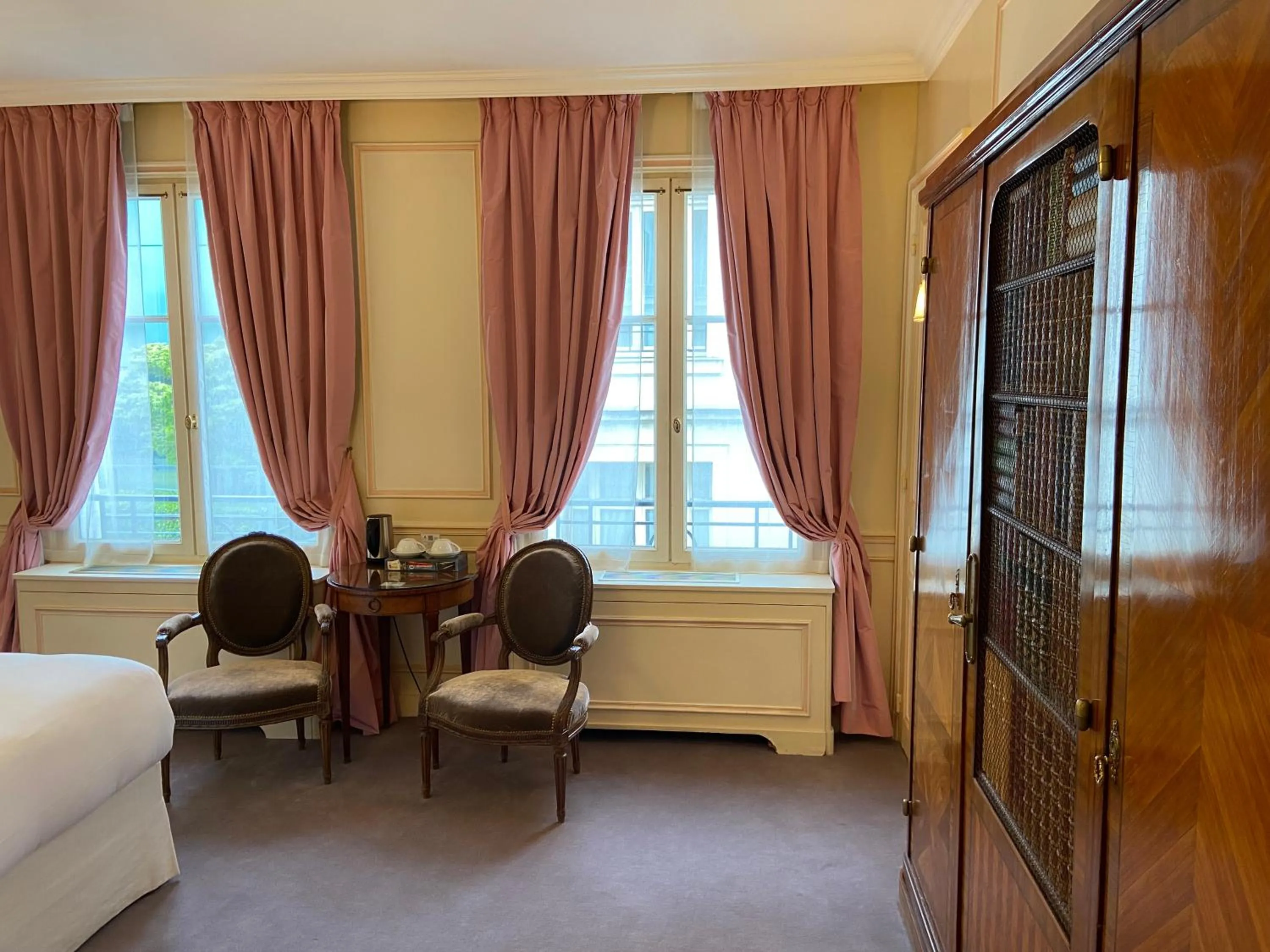Photo of the whole room in Hôtel Raphael