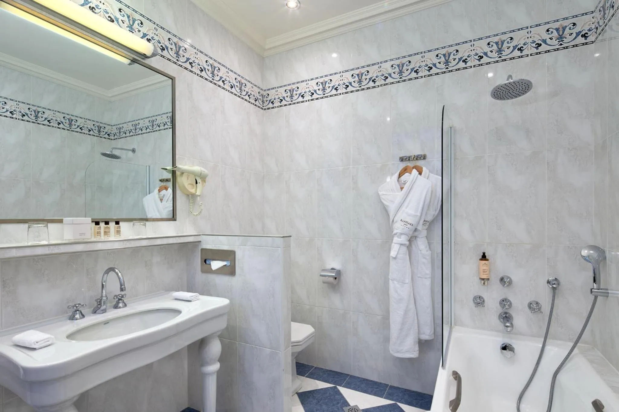 Bathroom in Hôtel Raphael