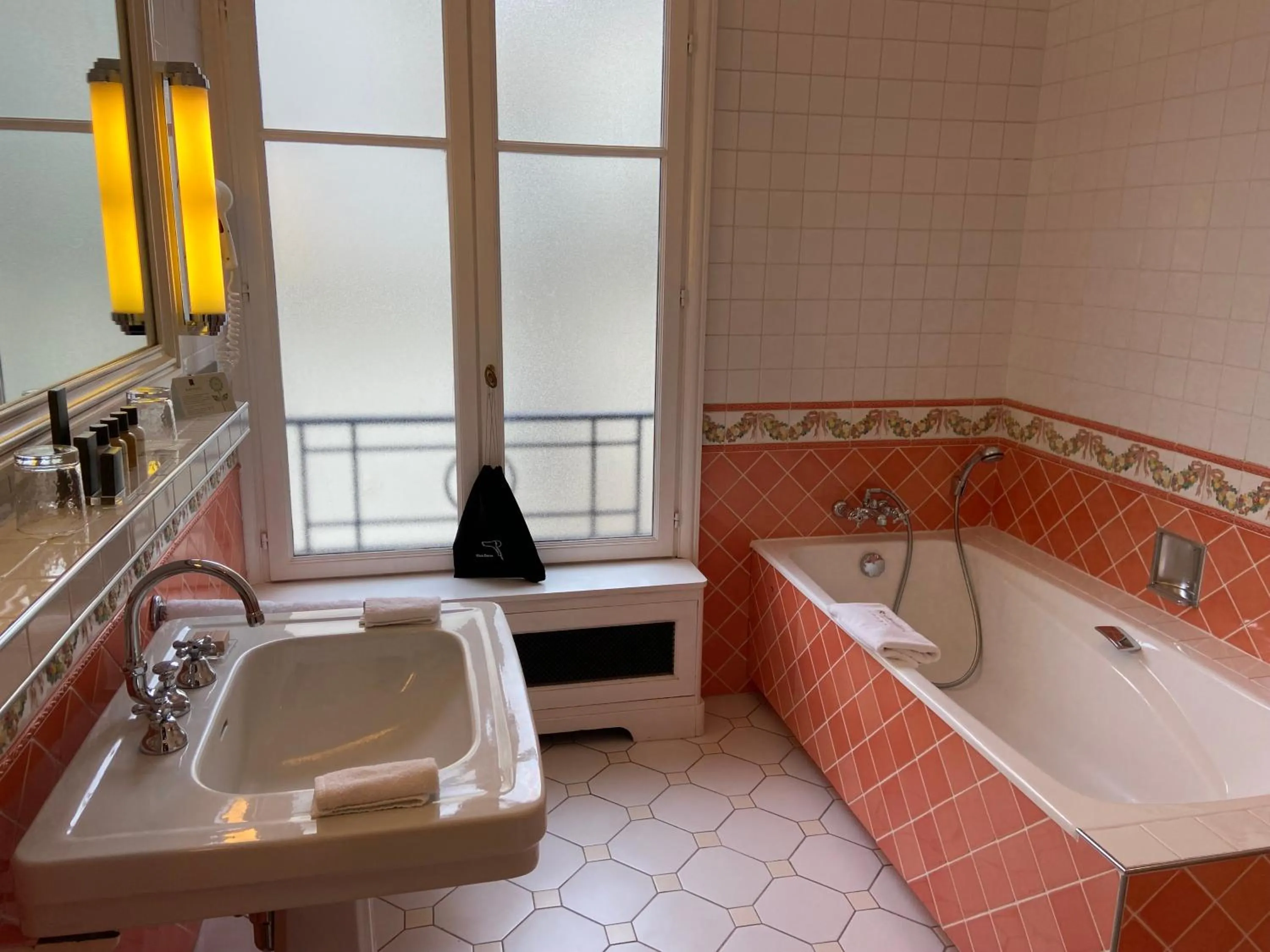 Bathroom in Hôtel Raphael