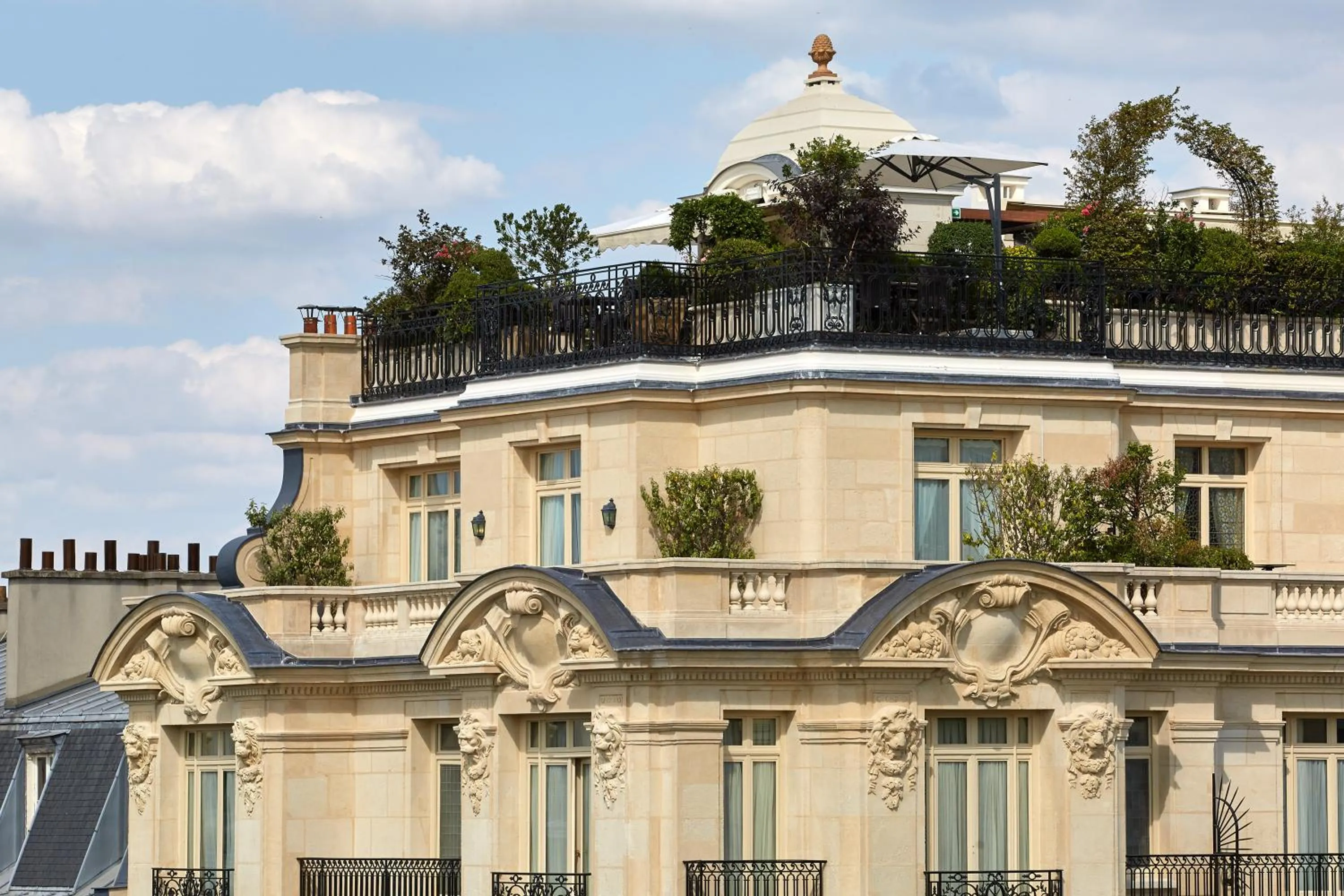 Property building in Hôtel Raphael