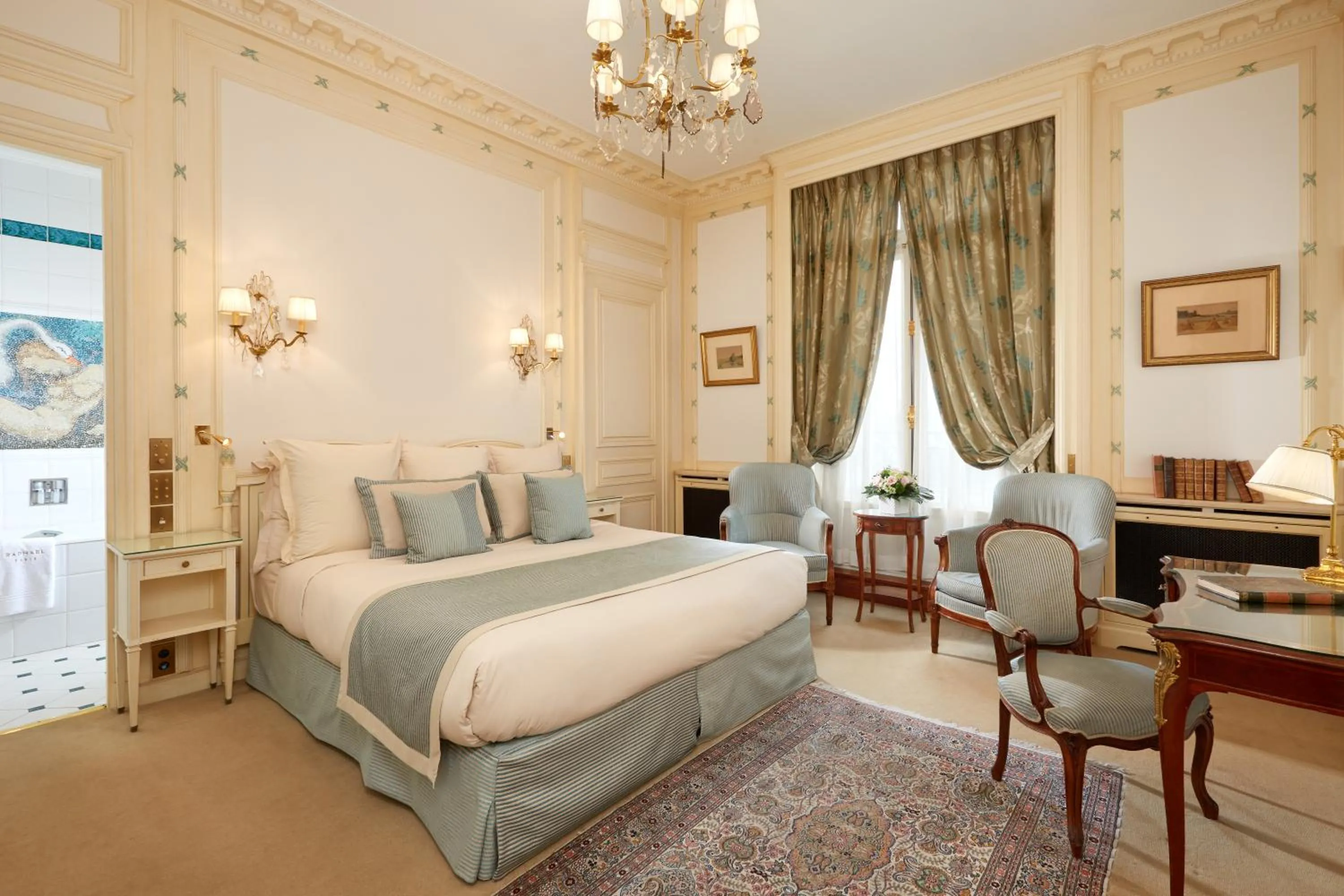Photo of the whole room in Hôtel Raphael