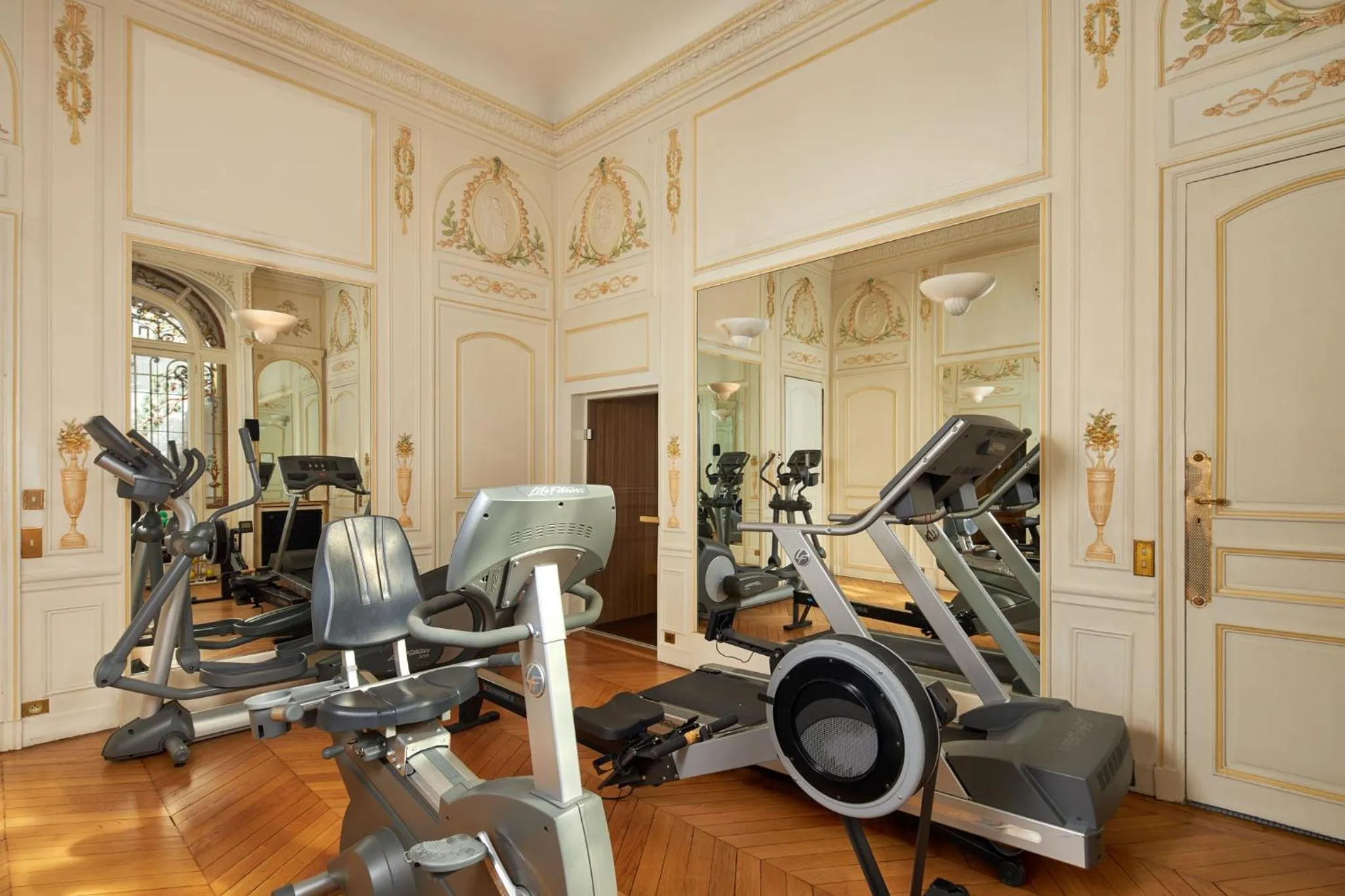 Fitness centre/facilities in Hôtel Raphael