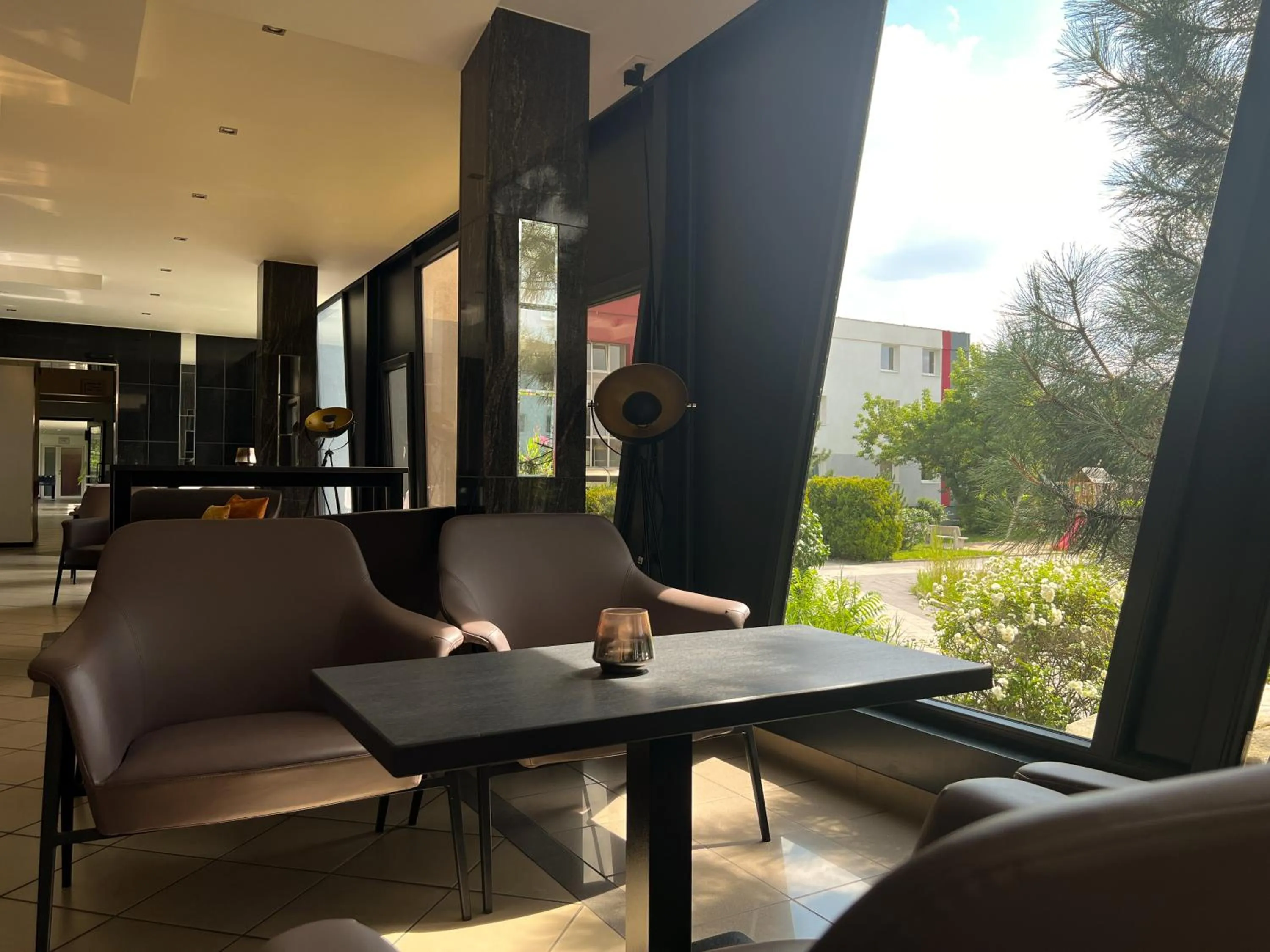 Communal lounge/ TV room in SKYHOTEL Merseburg