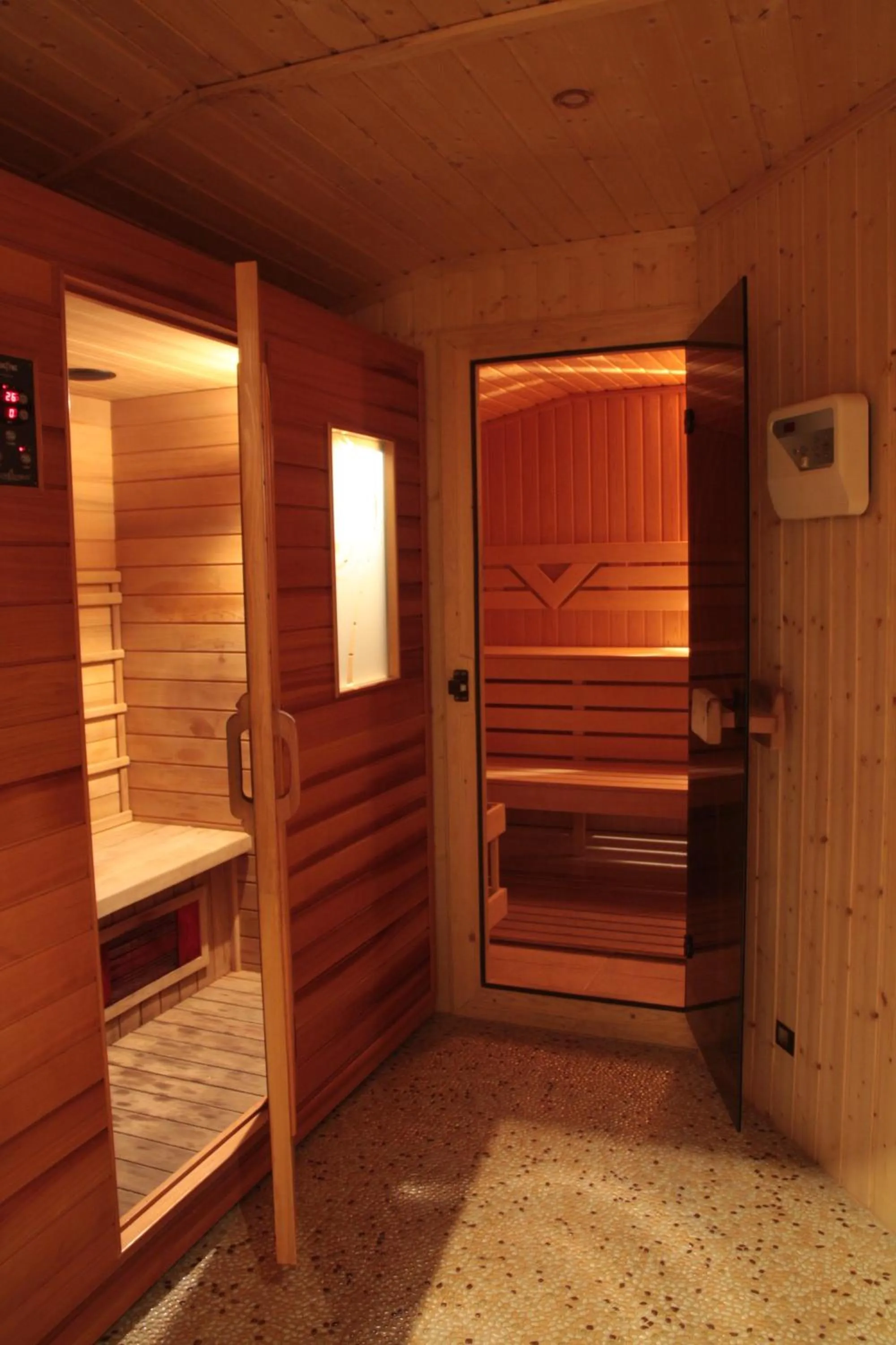 Sauna, Bed in Cosmopolitan Hotel & Wellness