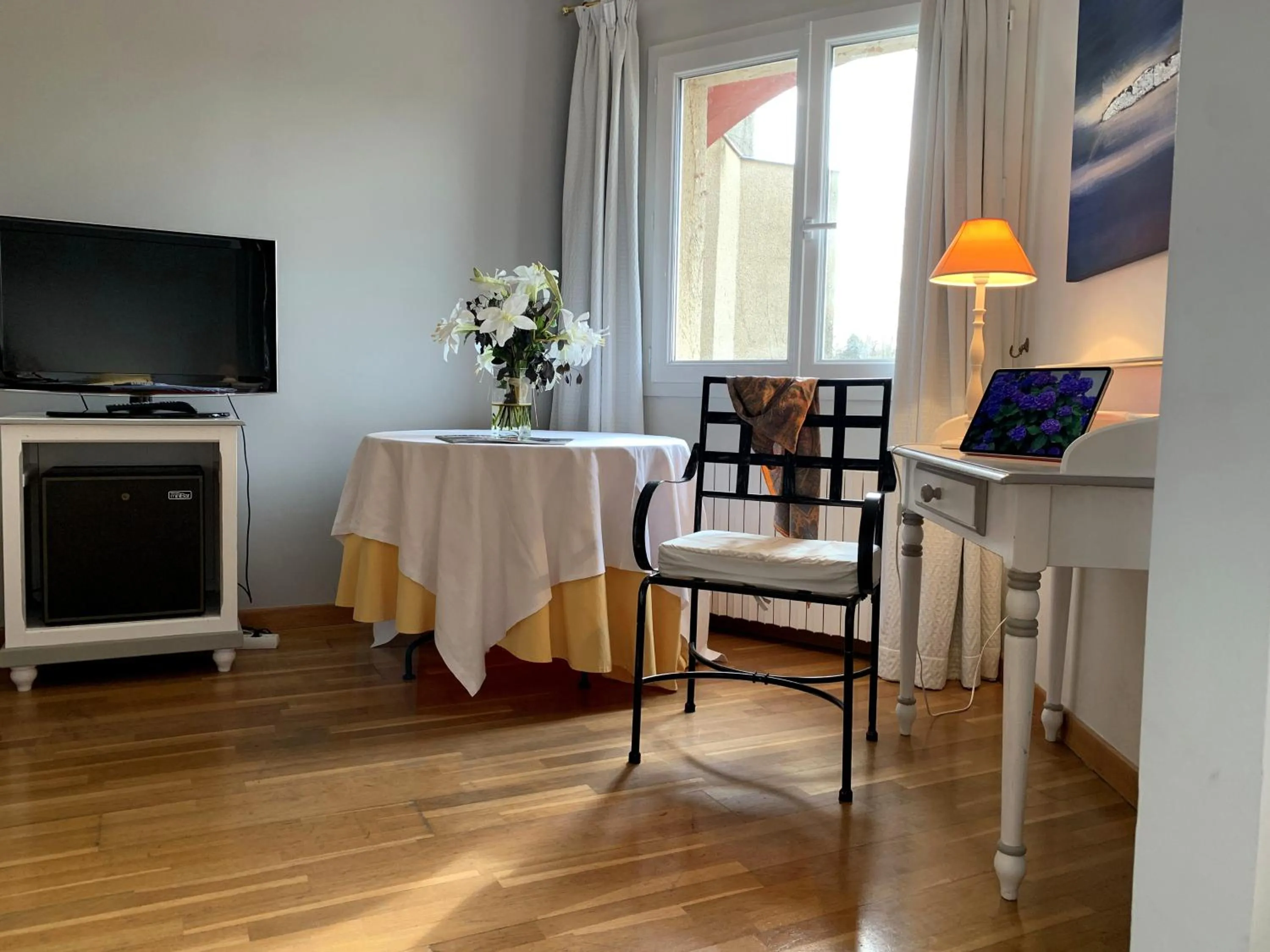 TV and multimedia in Hôtel Causse Comtal Rodez, The Originals Relais