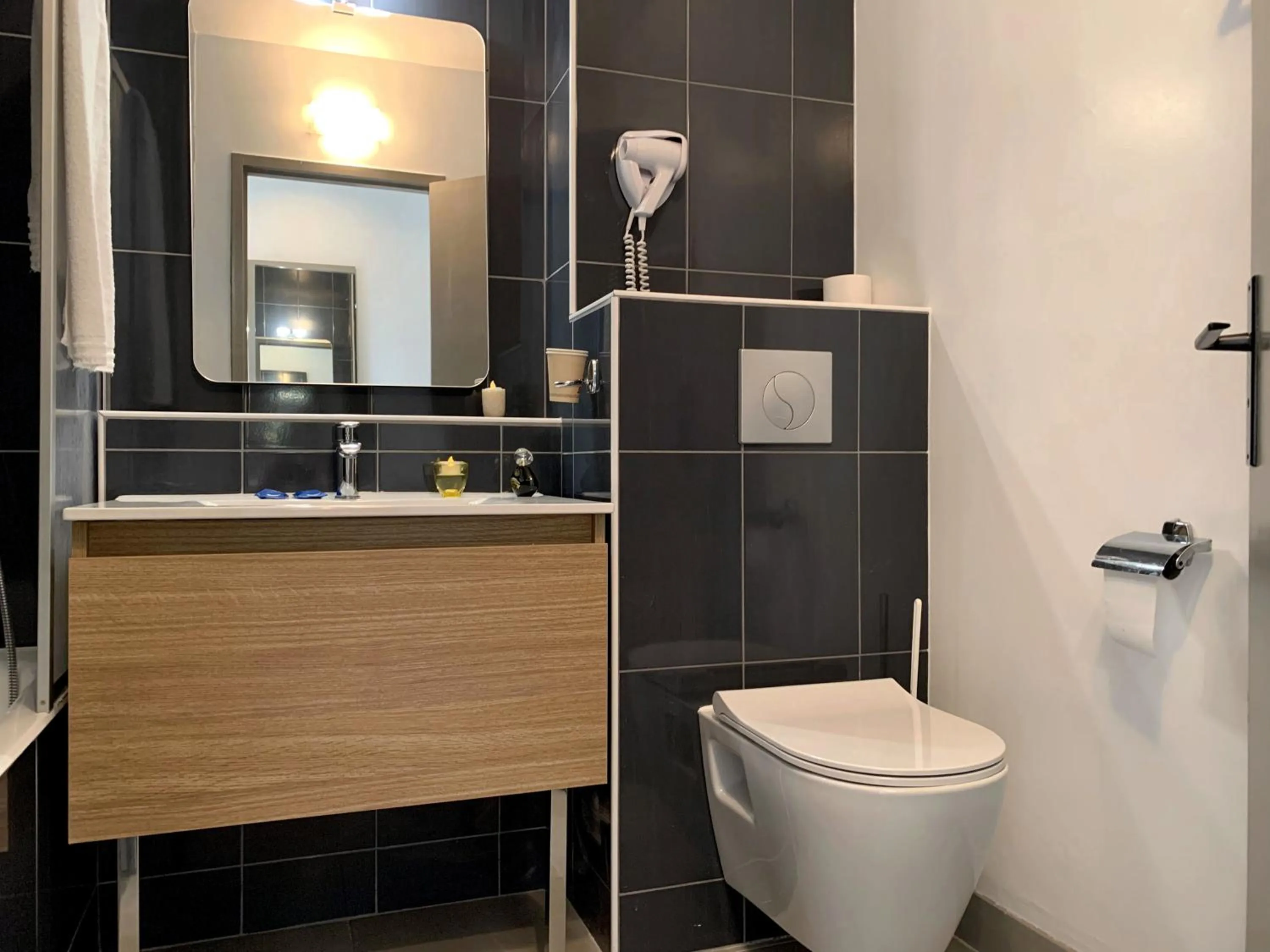 Bathroom in Hôtel Causse Comtal Rodez, The Originals Relais