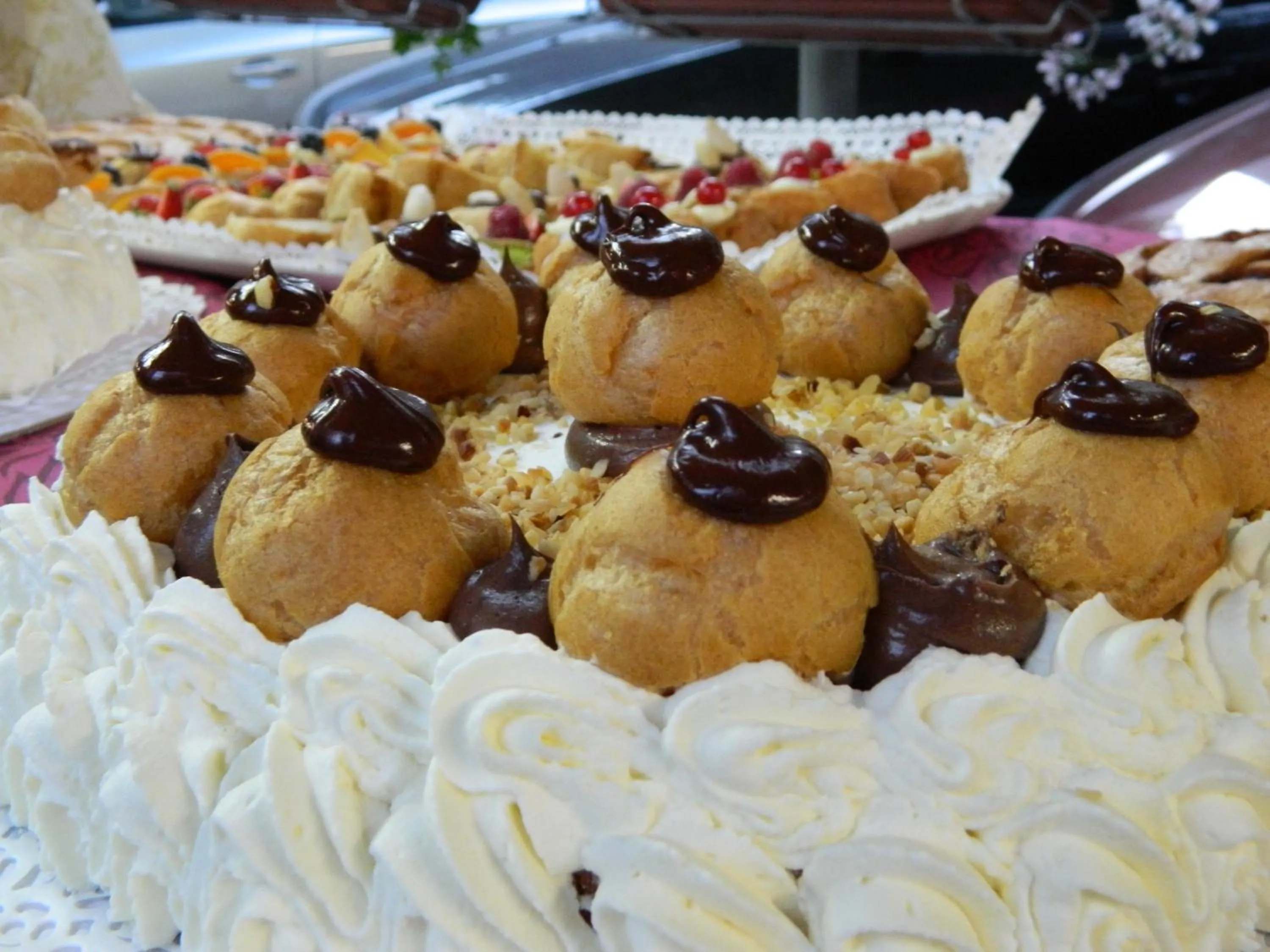 Restaurant/places to eat in Hotel 2000