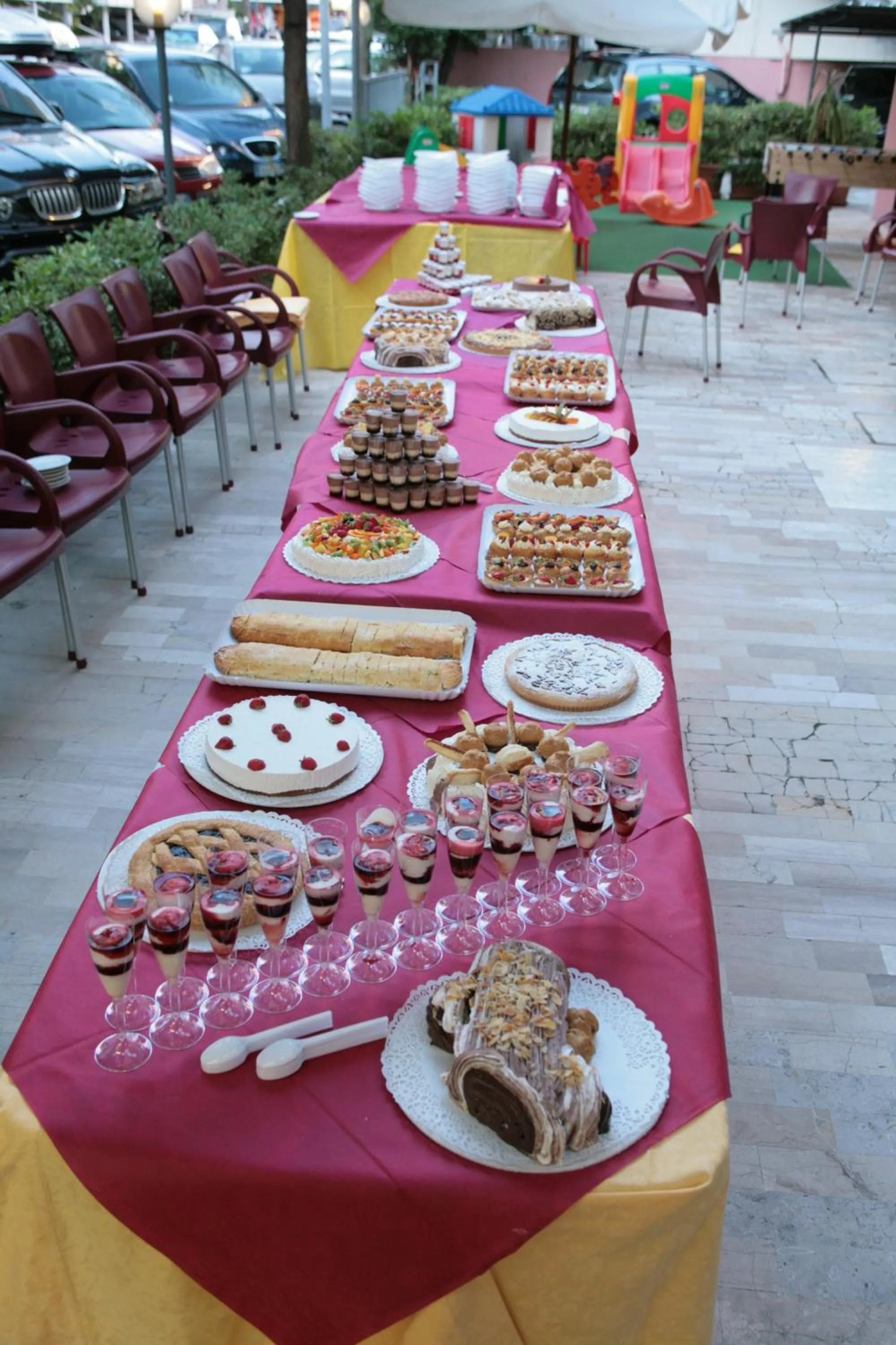 Restaurant/places to eat in Hotel 2000