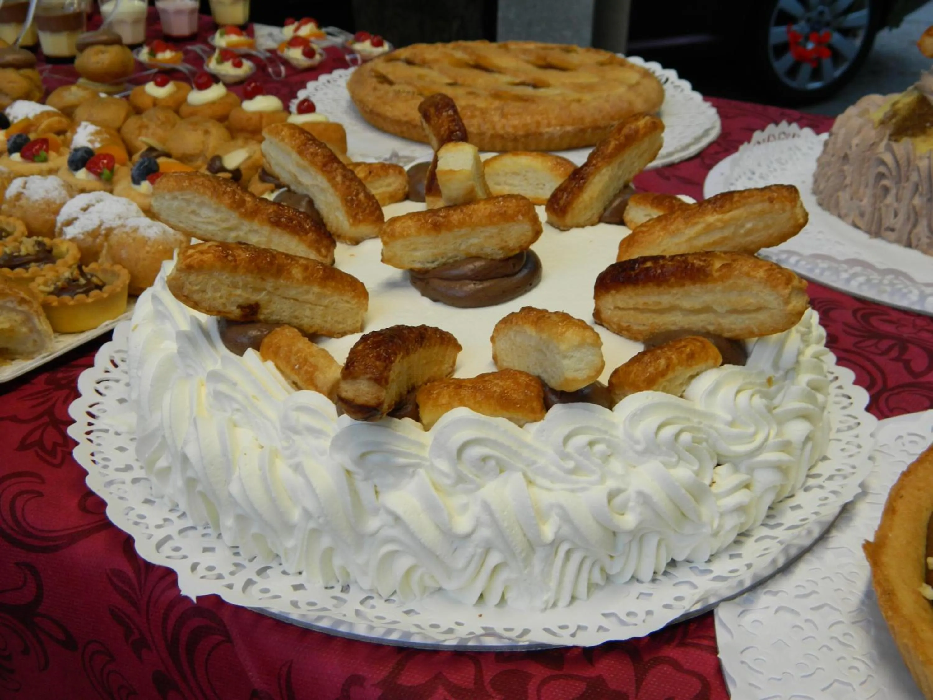 Restaurant/places to eat in Hotel 2000